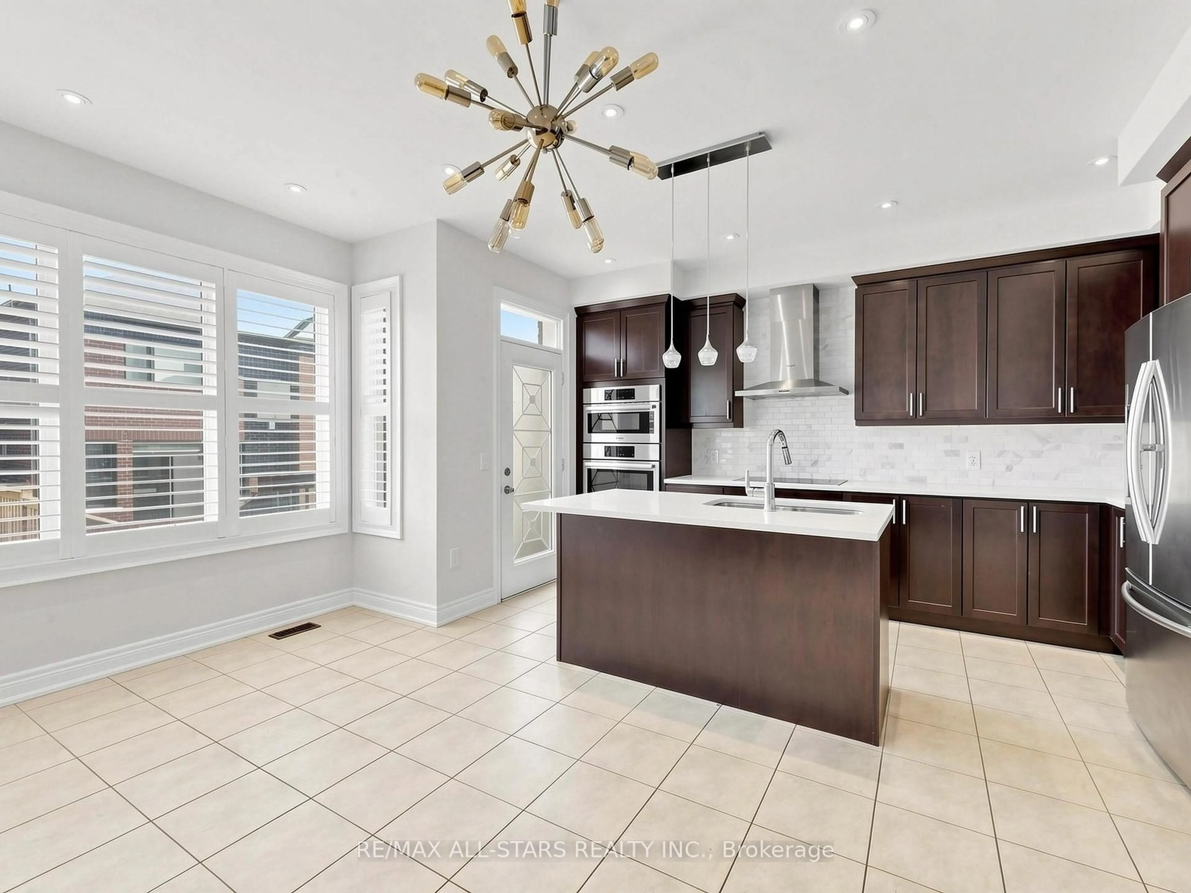 Open concept kitchen, ceramic/tile floor for 29 Mondial Cres, East Gwillimbury Ontario L9N 0S1