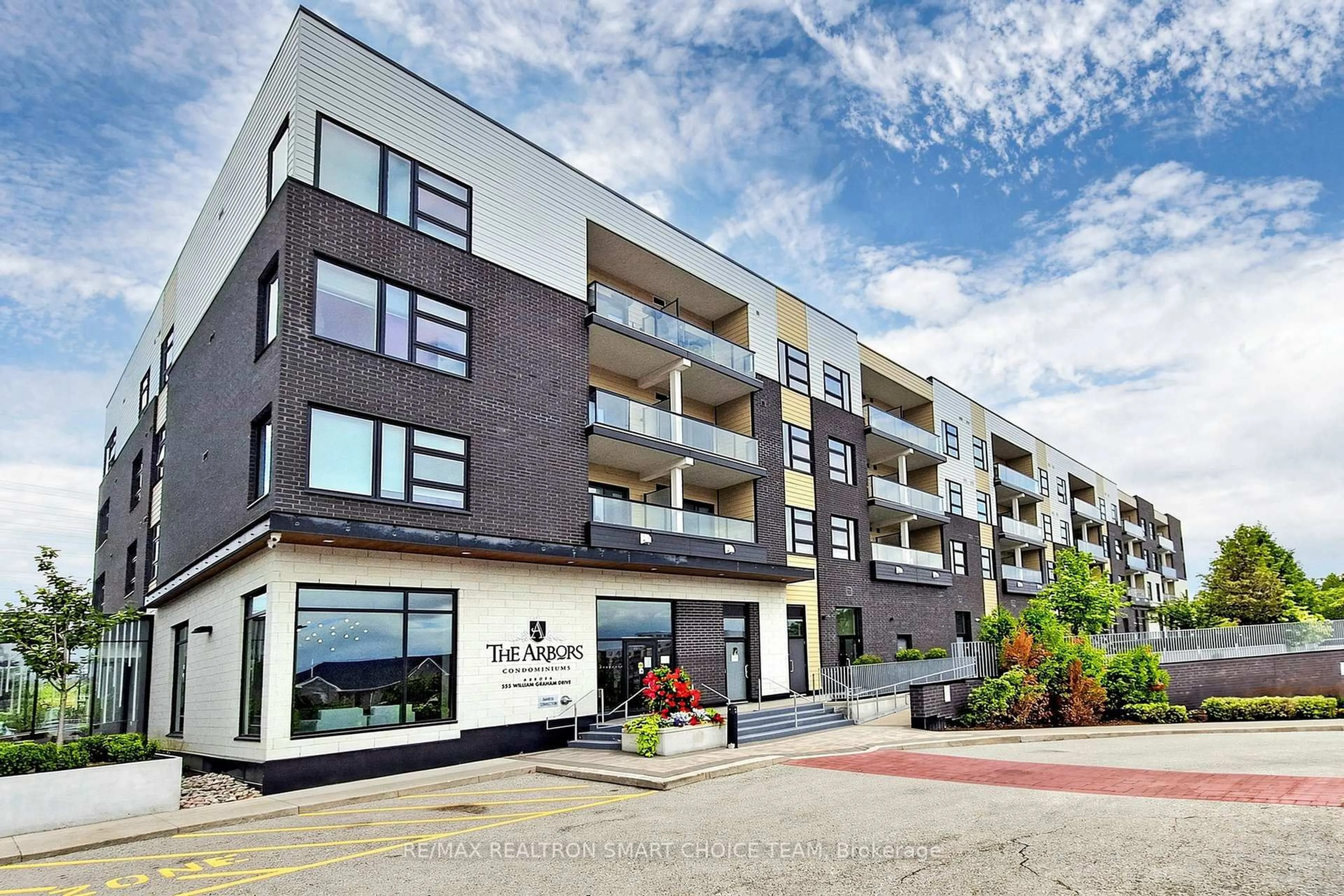 Patio, building for 555 William Graham Dr #213, Aurora Ontario L4G 3H9