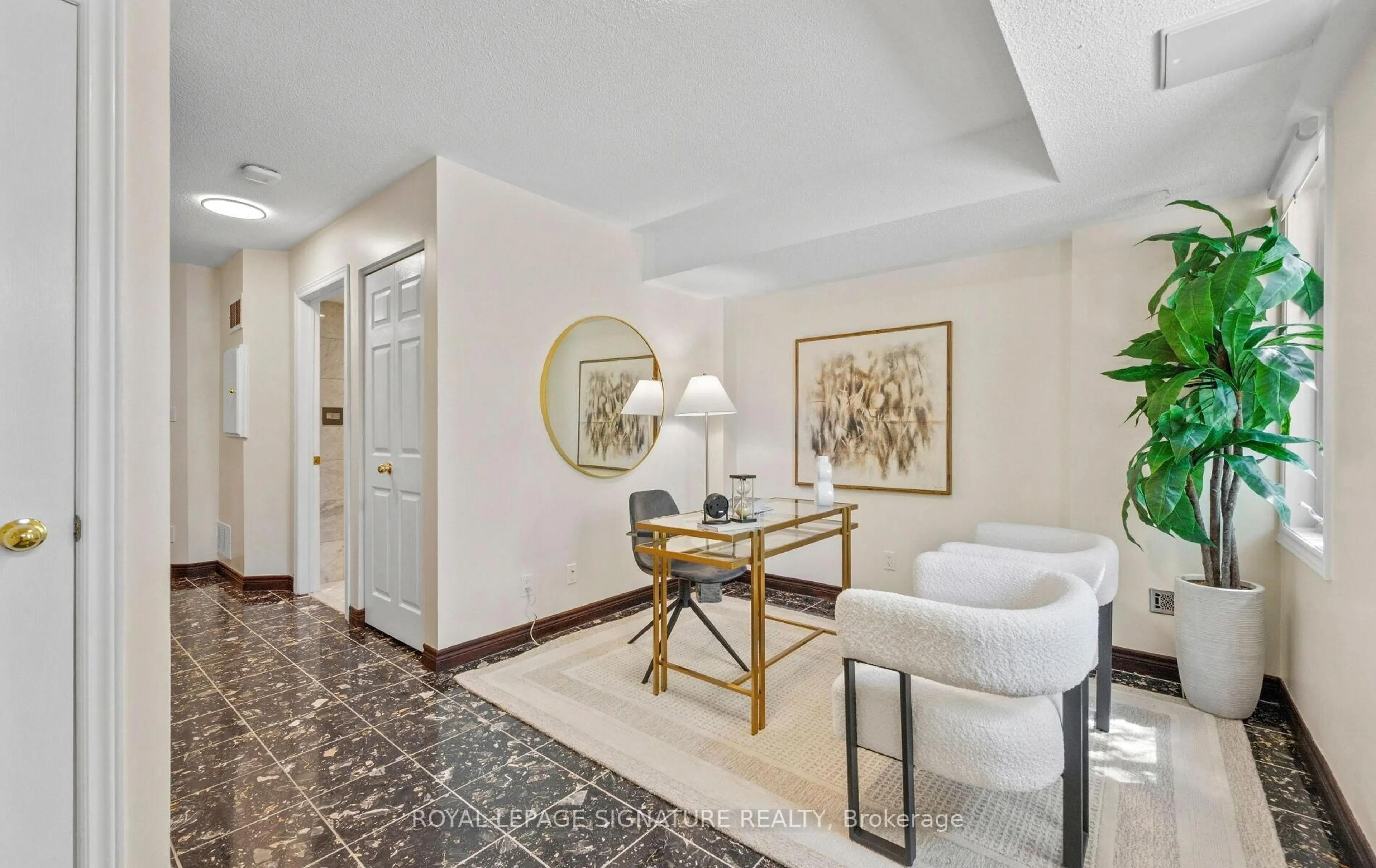 Indoor foyer for 370 South Park Rd, Markham Ontario L3T 7W1