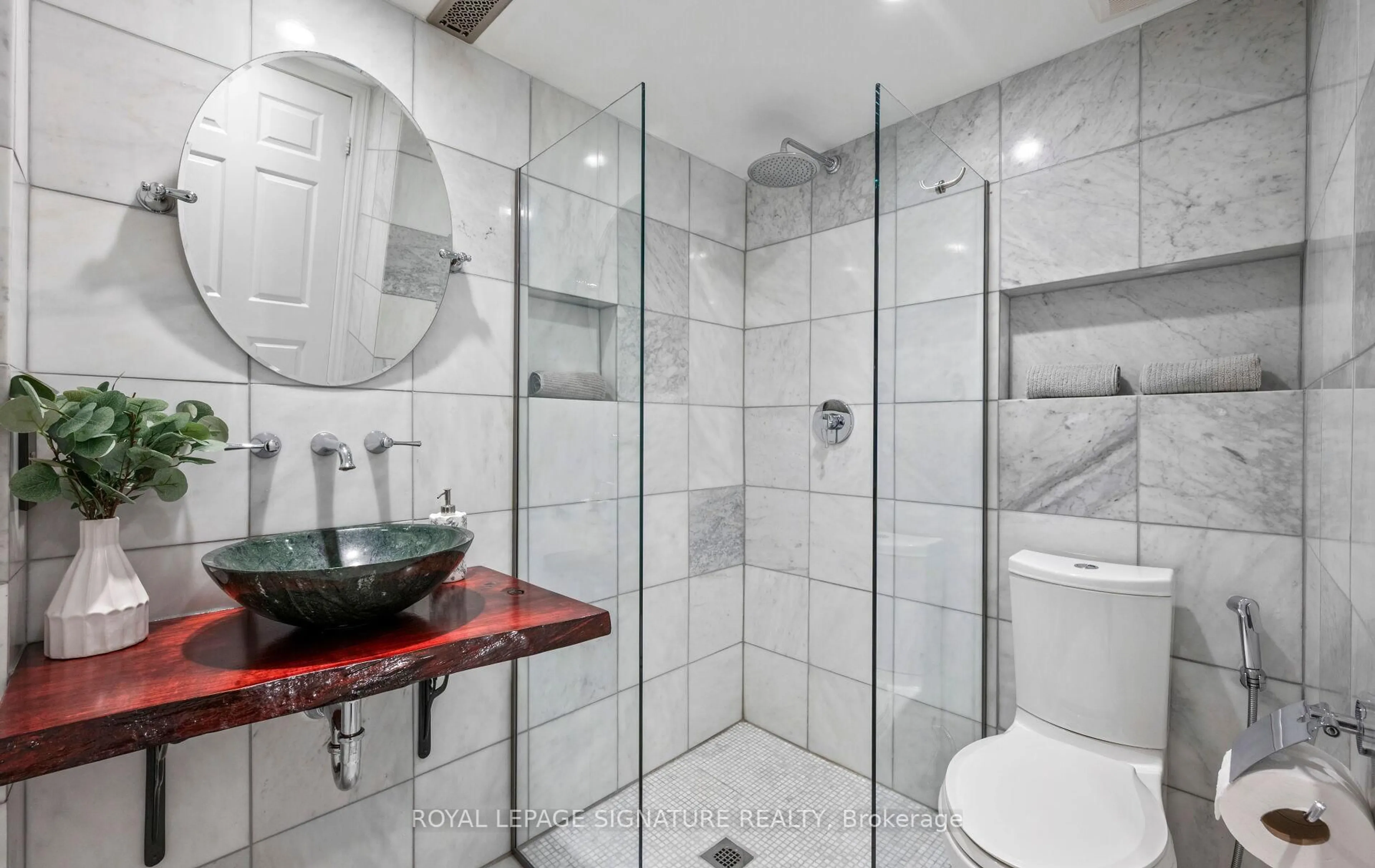 Standard bathroom, ceramic/tile floor for 370 South Park Rd, Markham Ontario L3T 7W1