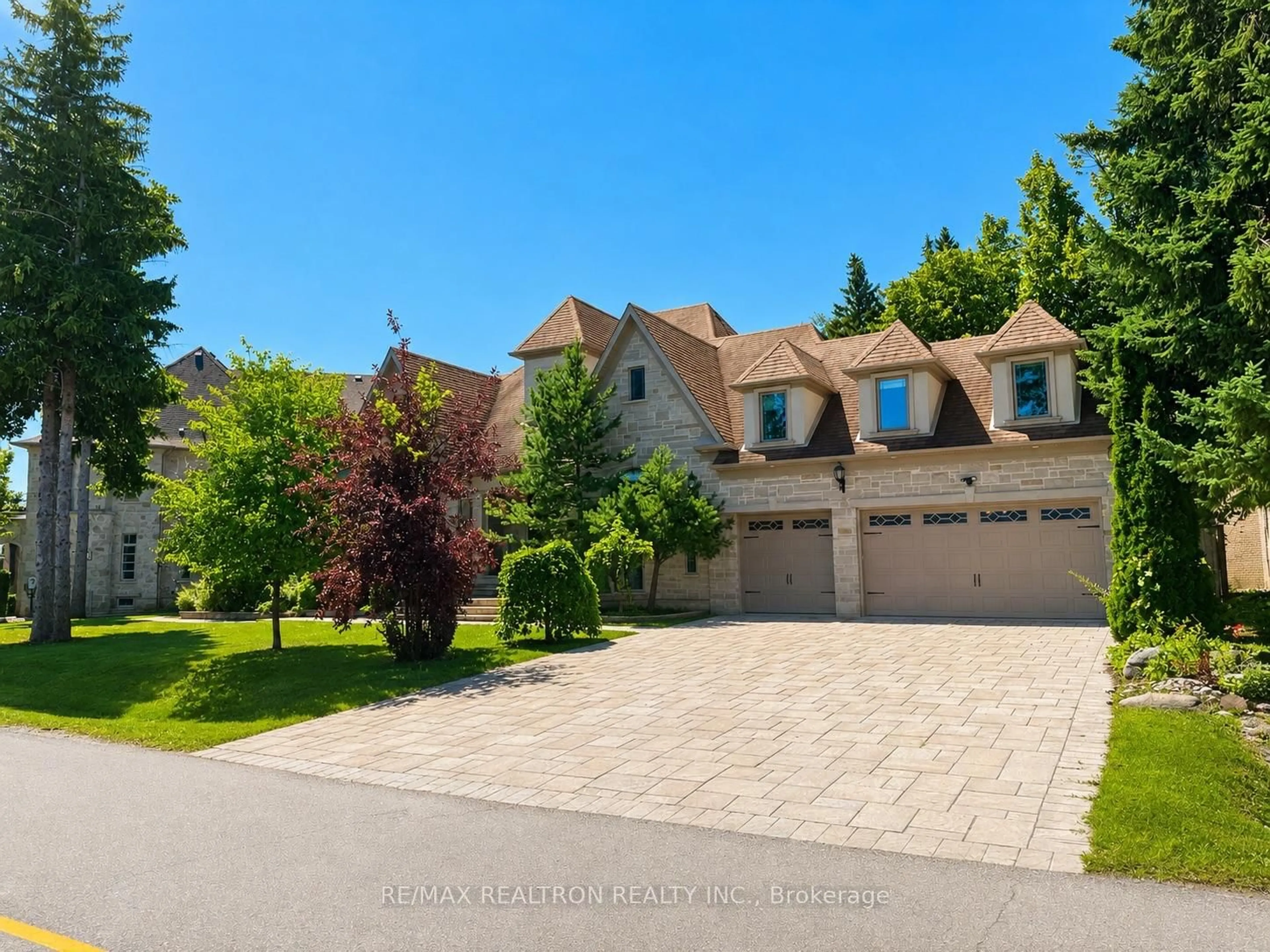 A pic from outside/outdoor area/front of a property/back of a property/a pic from drone, street for 5 Long Hill Dr, Richmond Hill Ontario L4E 3M5