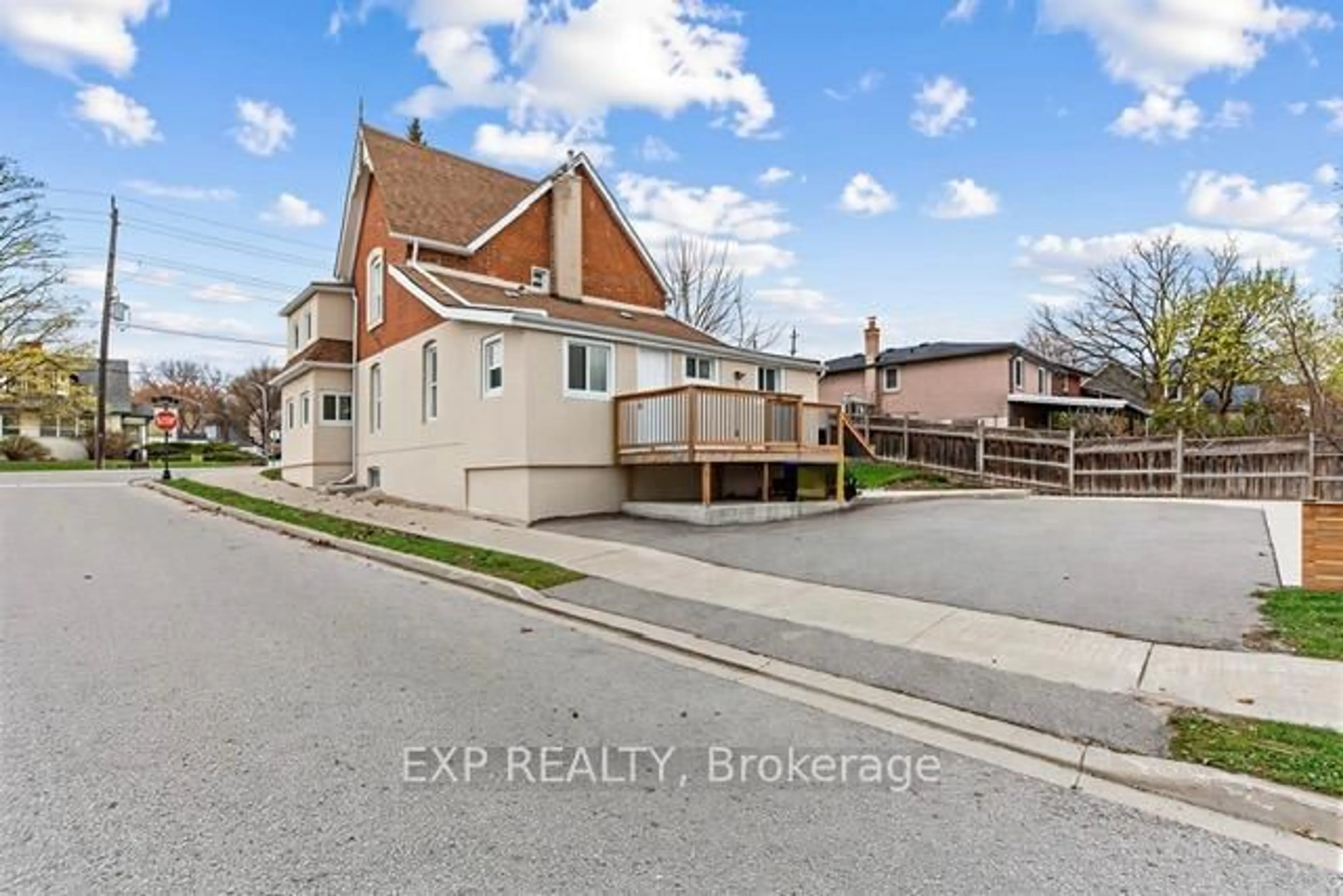 A pic from outside/outdoor area/front of a property/back of a property/a pic from drone, street for 79 Barrie St, Bradford West Gwillimbury Ontario L3Z 2B7