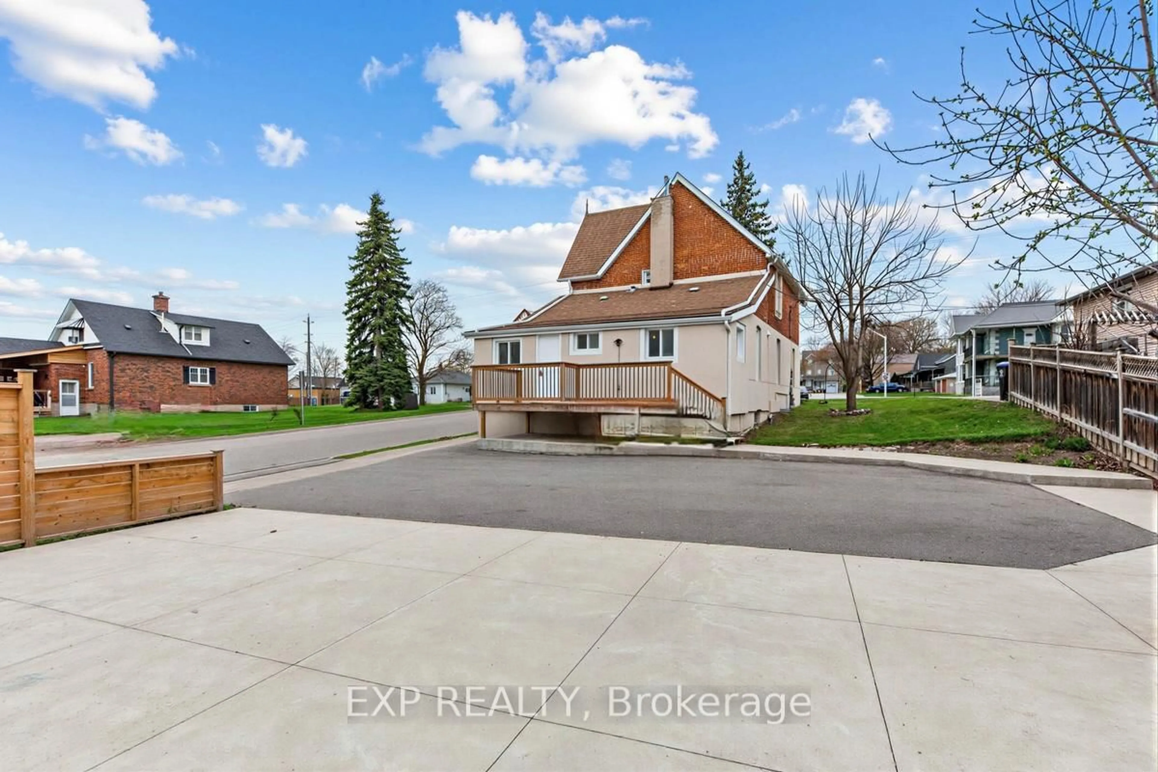 A pic from outside/outdoor area/front of a property/back of a property/a pic from drone, street for 79 Barrie St, Bradford West Gwillimbury Ontario L3Z 2B7
