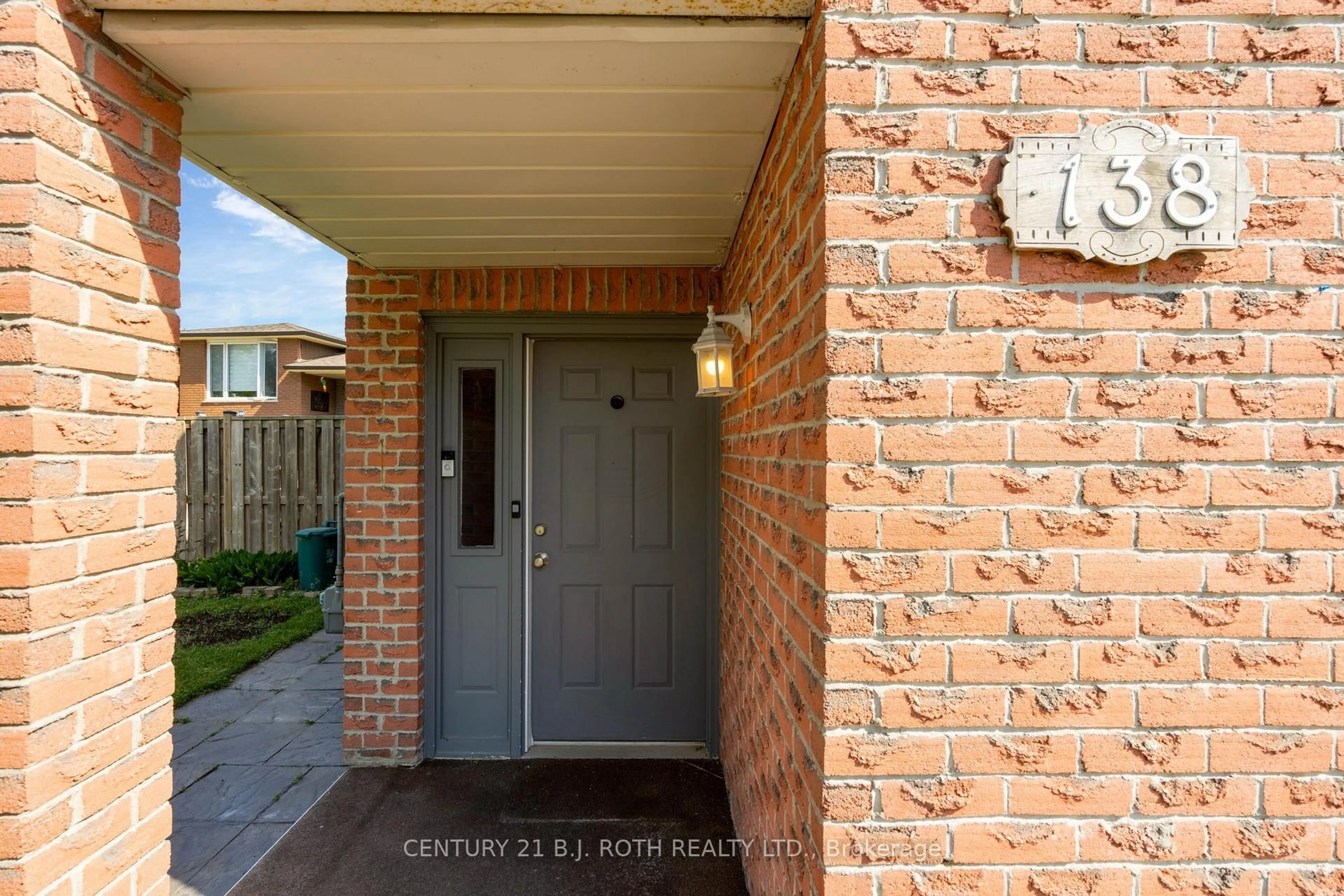 Indoor entryway for 138 Tupper St, New Tecumseth Ontario L9R 1E3