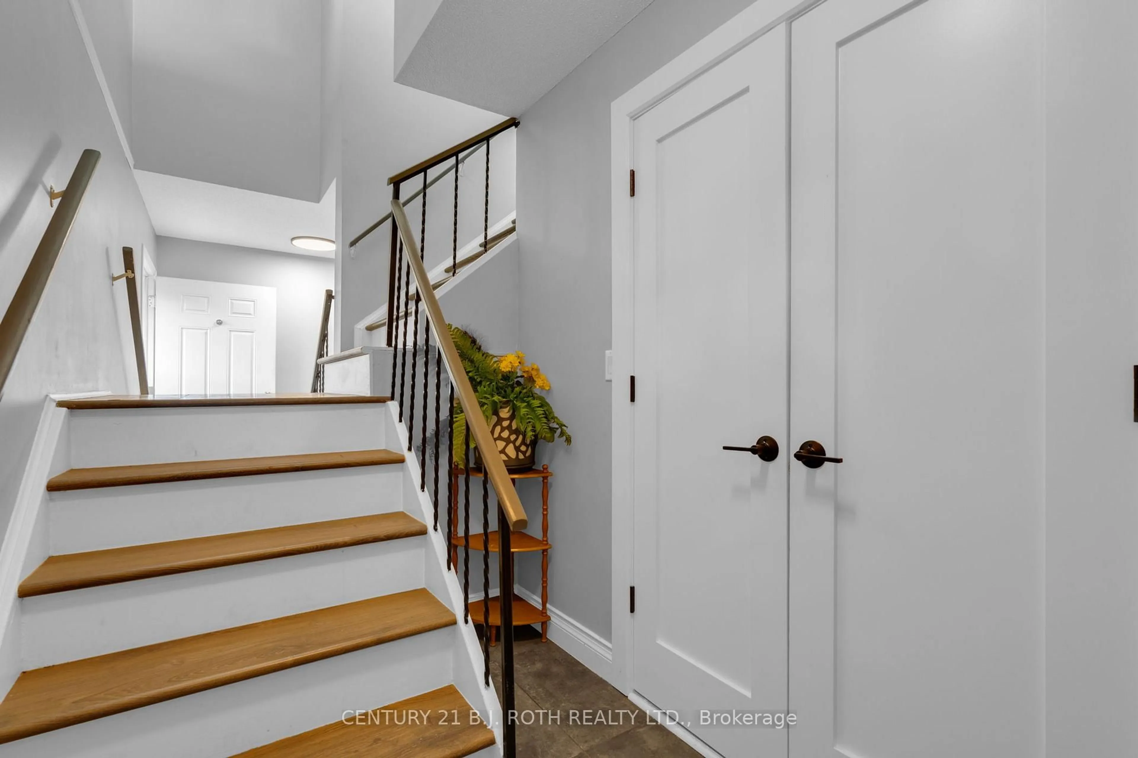 Indoor entryway for 138 Tupper St, New Tecumseth Ontario L9R 1E3