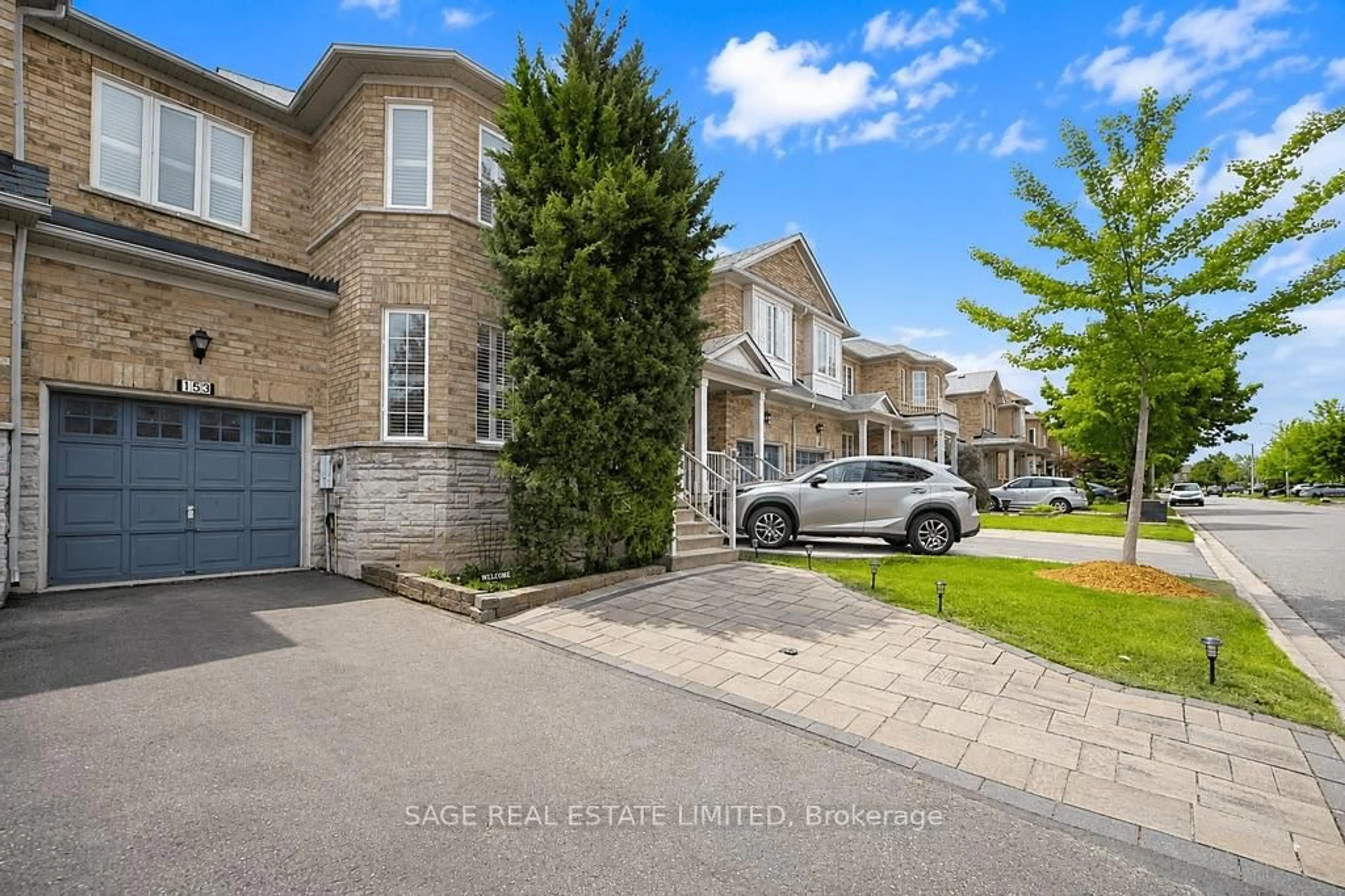 A pic from outside/outdoor area/front of a property/back of a property/a pic from drone, street for 153 Rideau Dr, Richmond Hill Ontario L4B 4J1