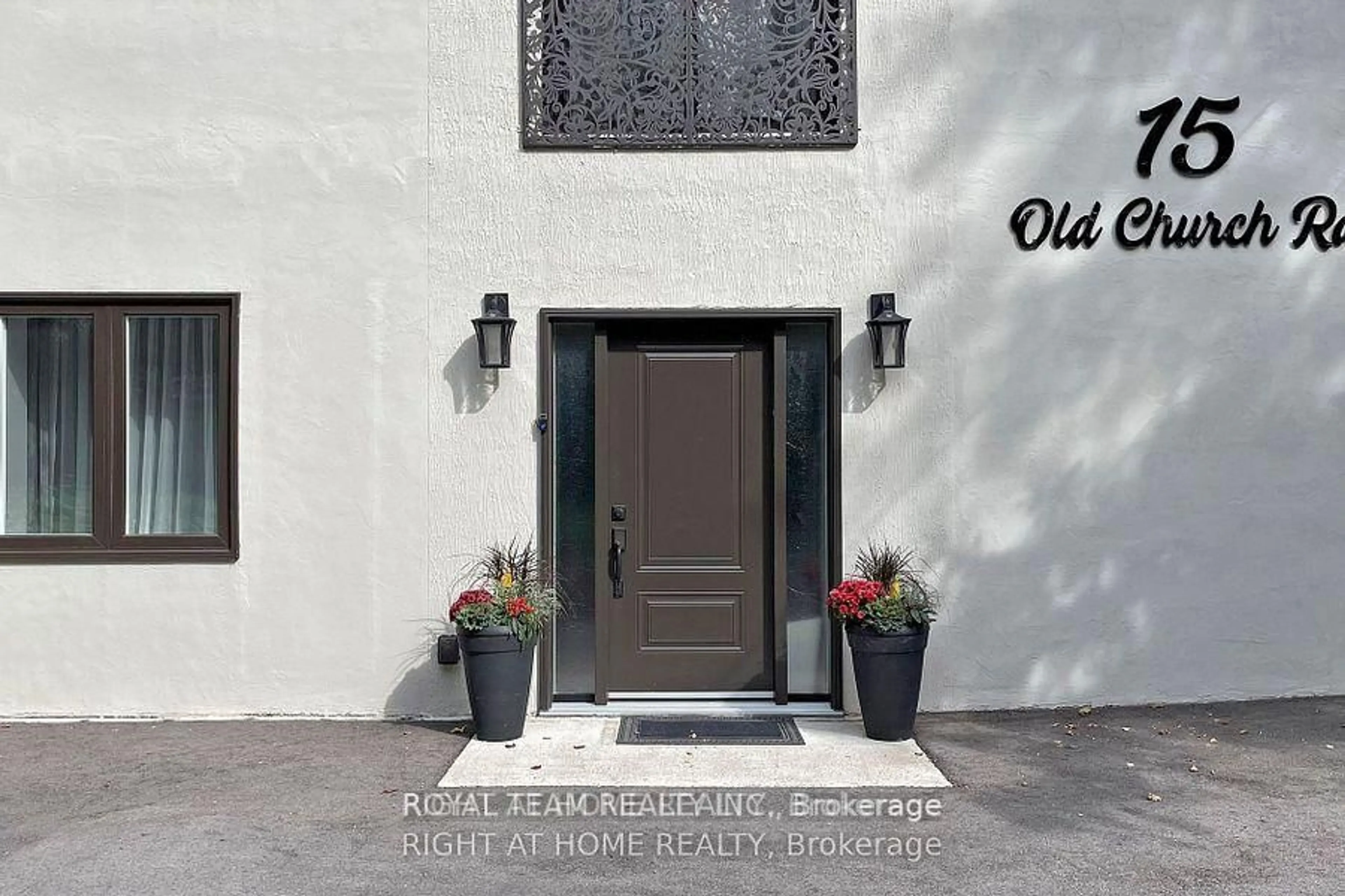Indoor entryway for 15 Old Church Rd, King Ontario L7B 1K4
