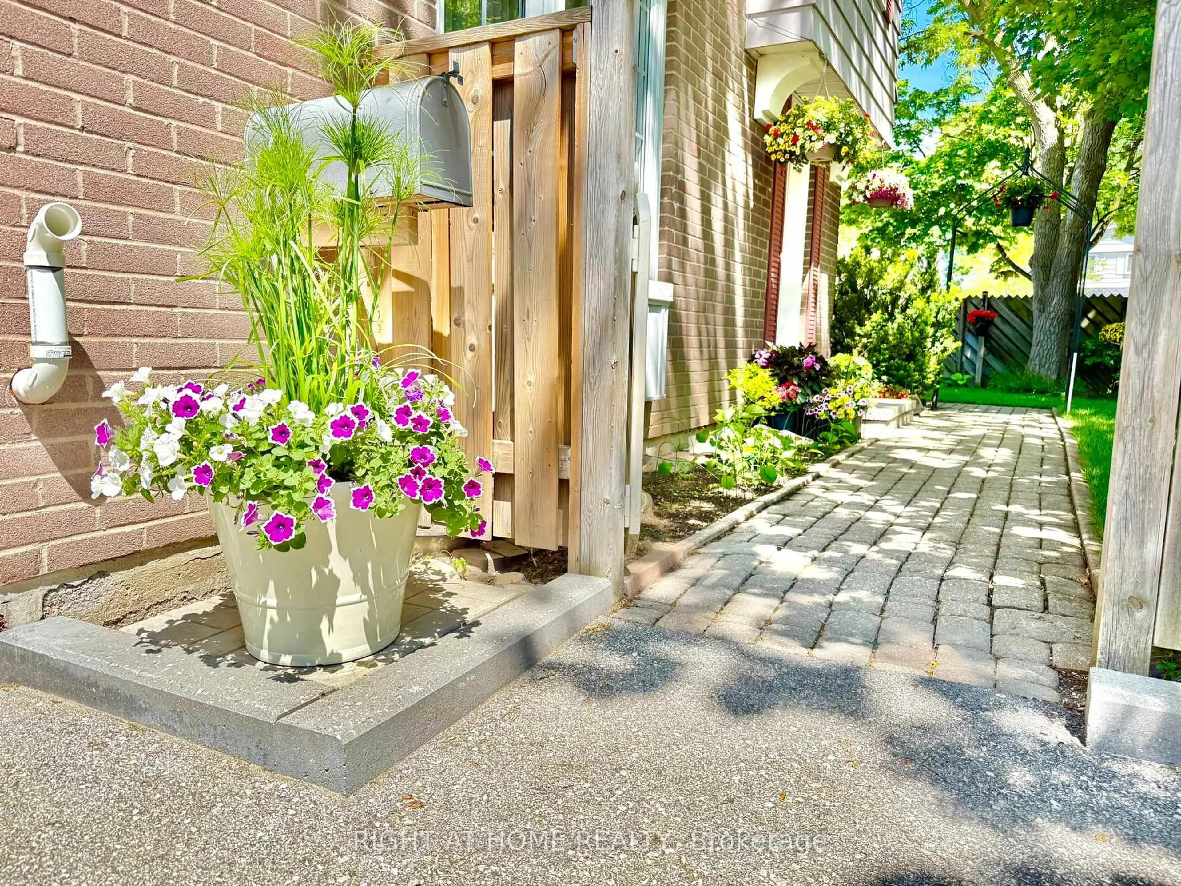 Patio, street for 50 Rathfon Cres, Richmond Hill Ontario L4C 5B7