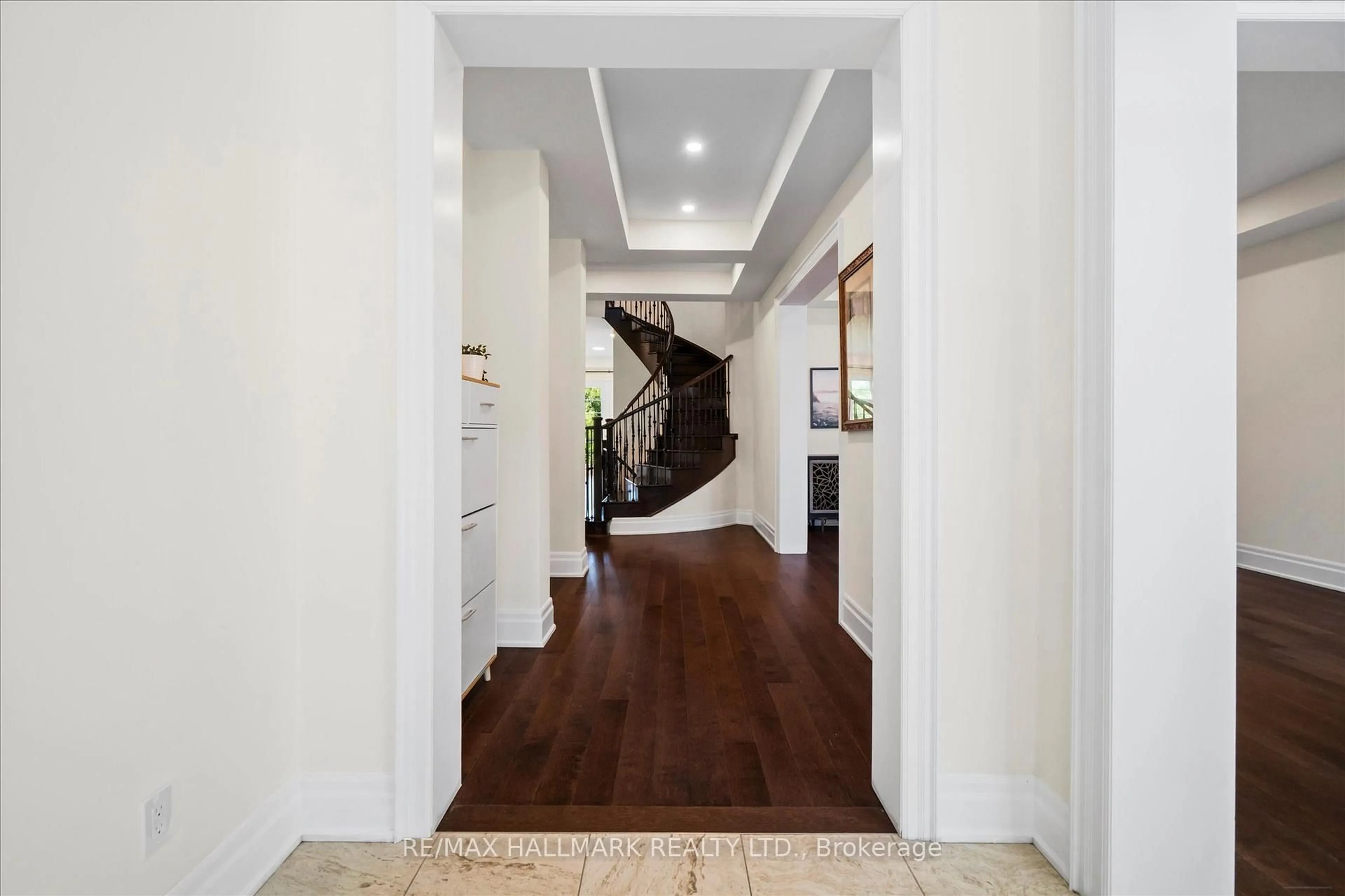 Indoor foyer for 293 Torrey Pines Rd, Vaughan Ontario L4H 3X3