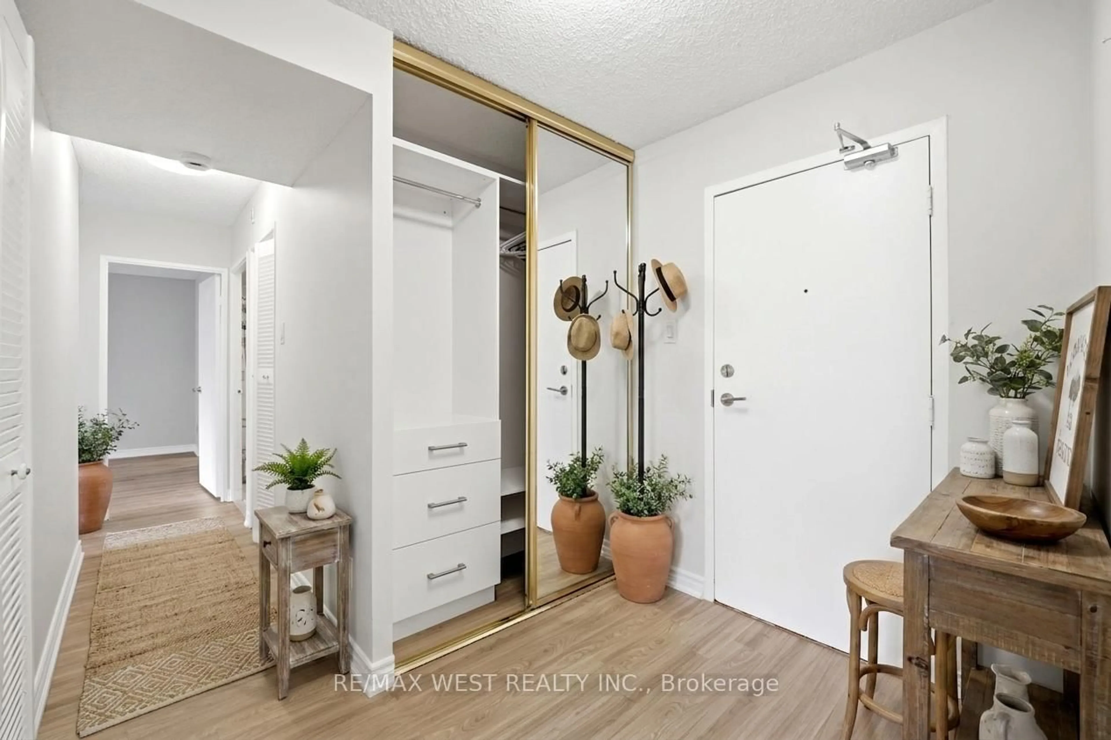 Indoor entryway for 40 Baif Blvd #311, Richmond Hill Ontario L4C 5M9