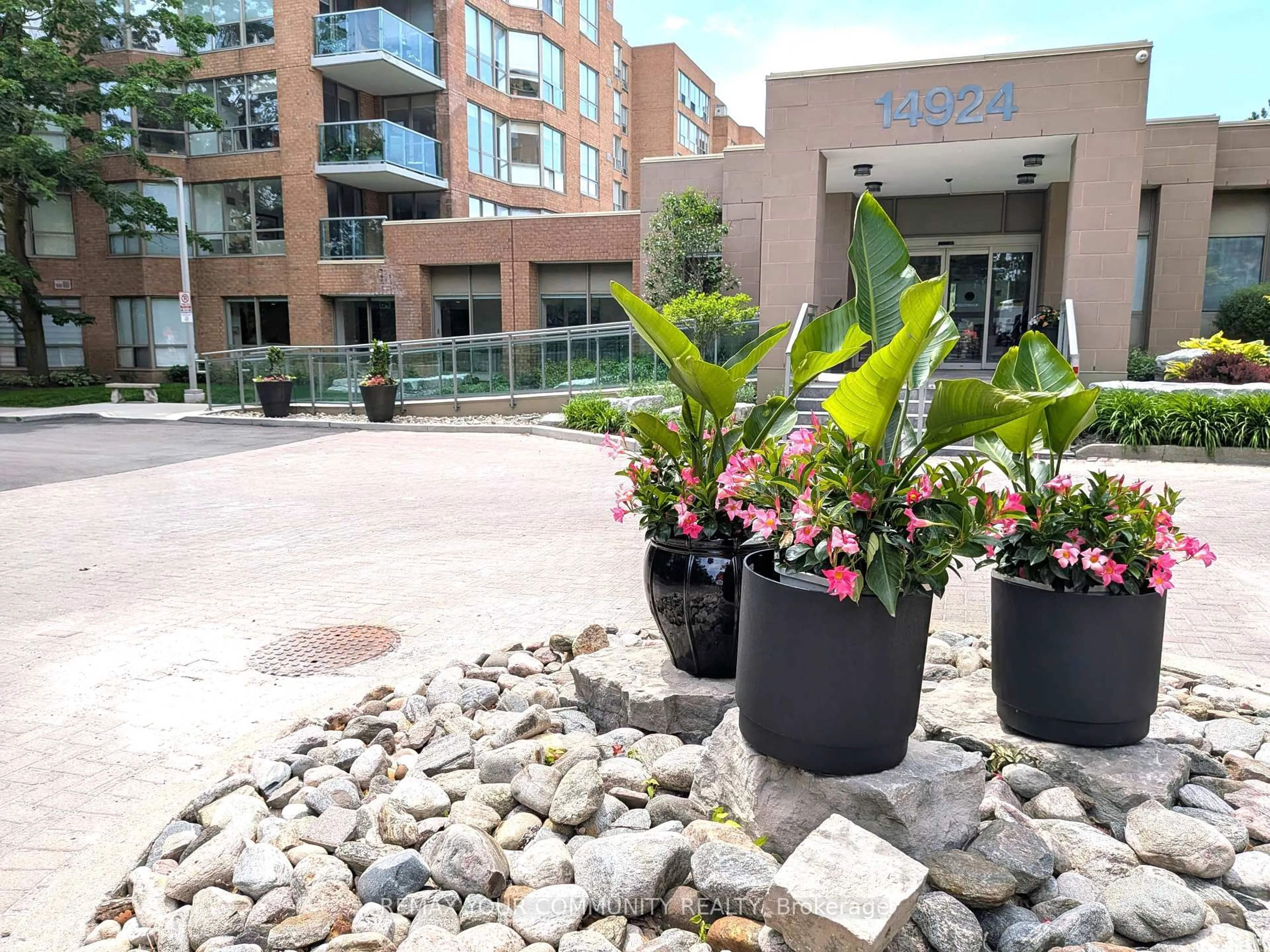 Patio, unknown for 14924 Yonge St #305, Aurora Ontario L4G 6H7