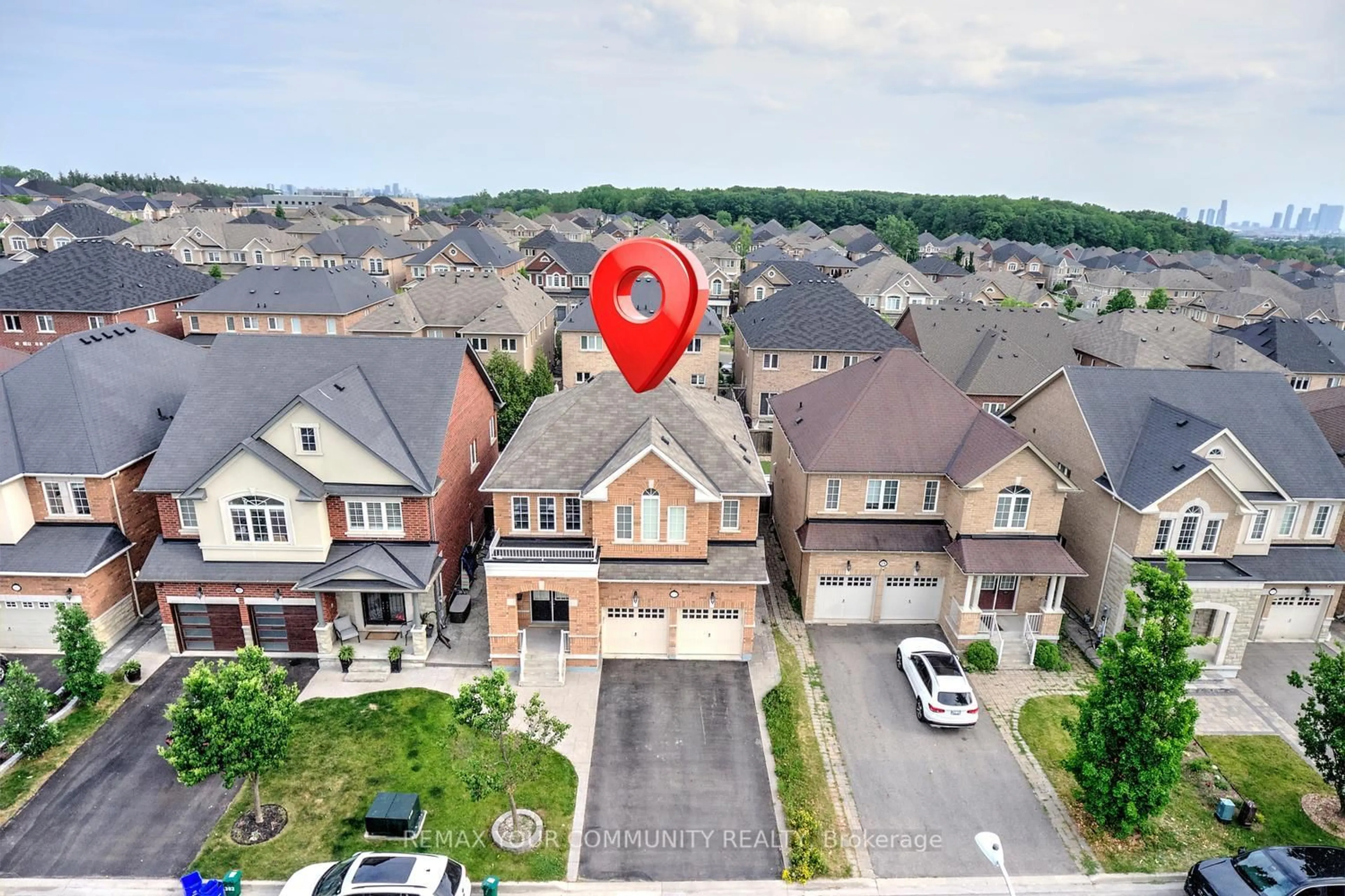 A pic from outside/outdoor area/front of a property/back of a property/a pic from drone, street for 378 Lauderdale Dr, Vaughan Ontario L6A 4K9
