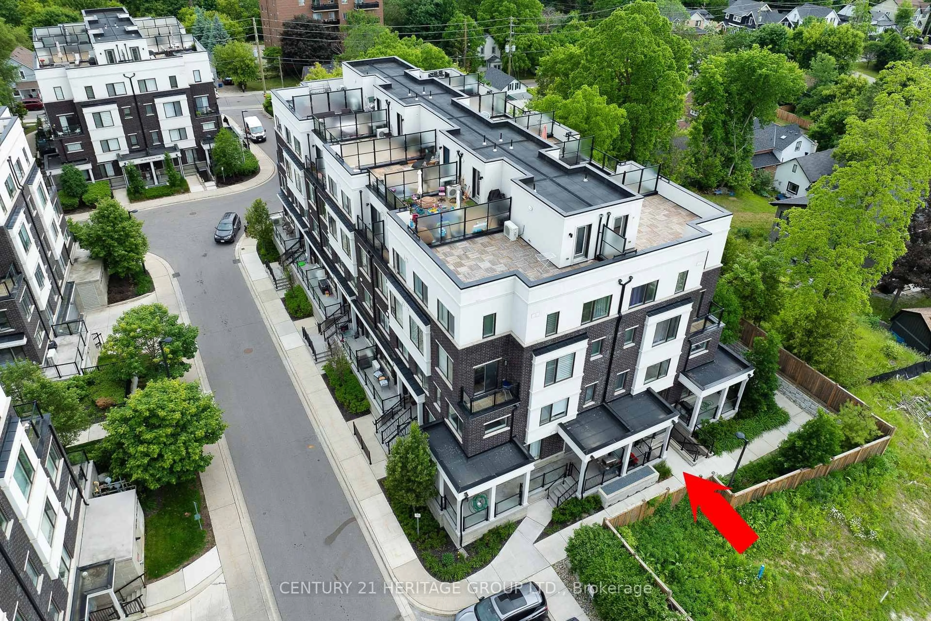 A pic from outside/outdoor area/front of a property/back of a property/a pic from drone, city buildings view from balcony for 200 Alex Gardner Circ #27, Aurora Ontario L4G 3G5