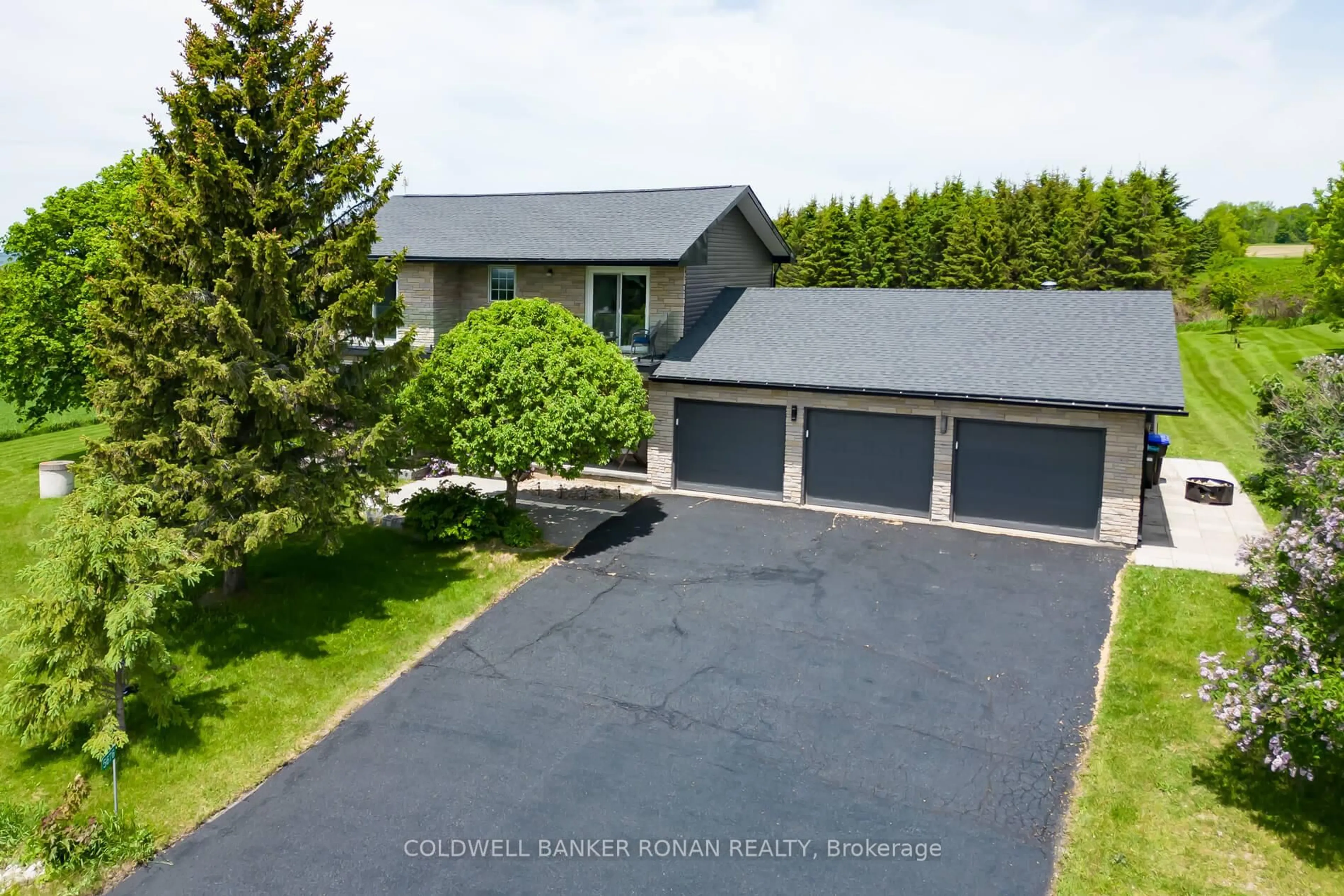 A pic from outside/outdoor area/front of a property/back of a property/a pic from drone, water/lake/river/ocean view for 5676 14th Line, New Tecumseth Ontario L0L 1L0