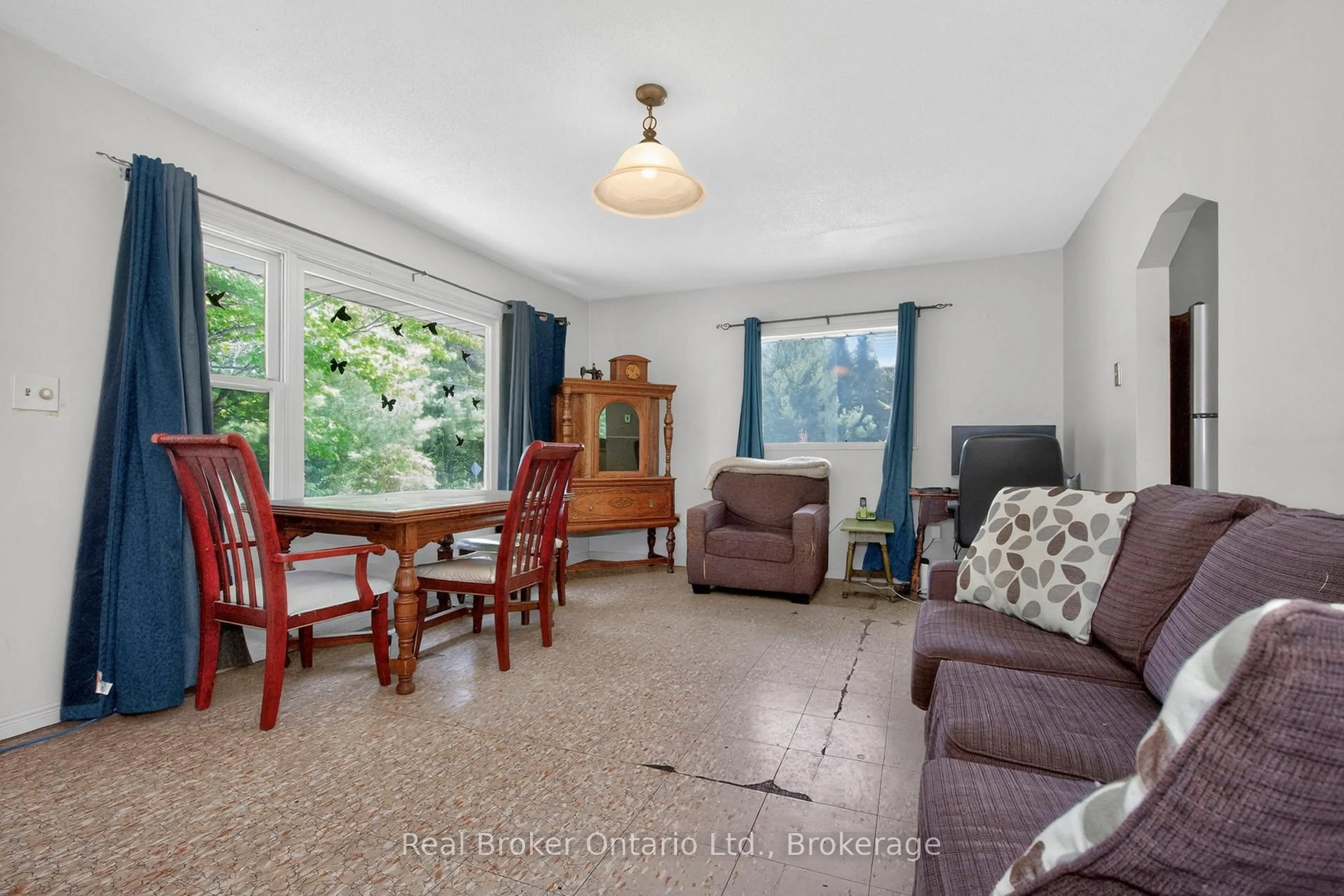 Living room with furniture, unknown for 6988 Con Rd 4 Rd, Adjala-Tosorontio Ontario L0M 1M0