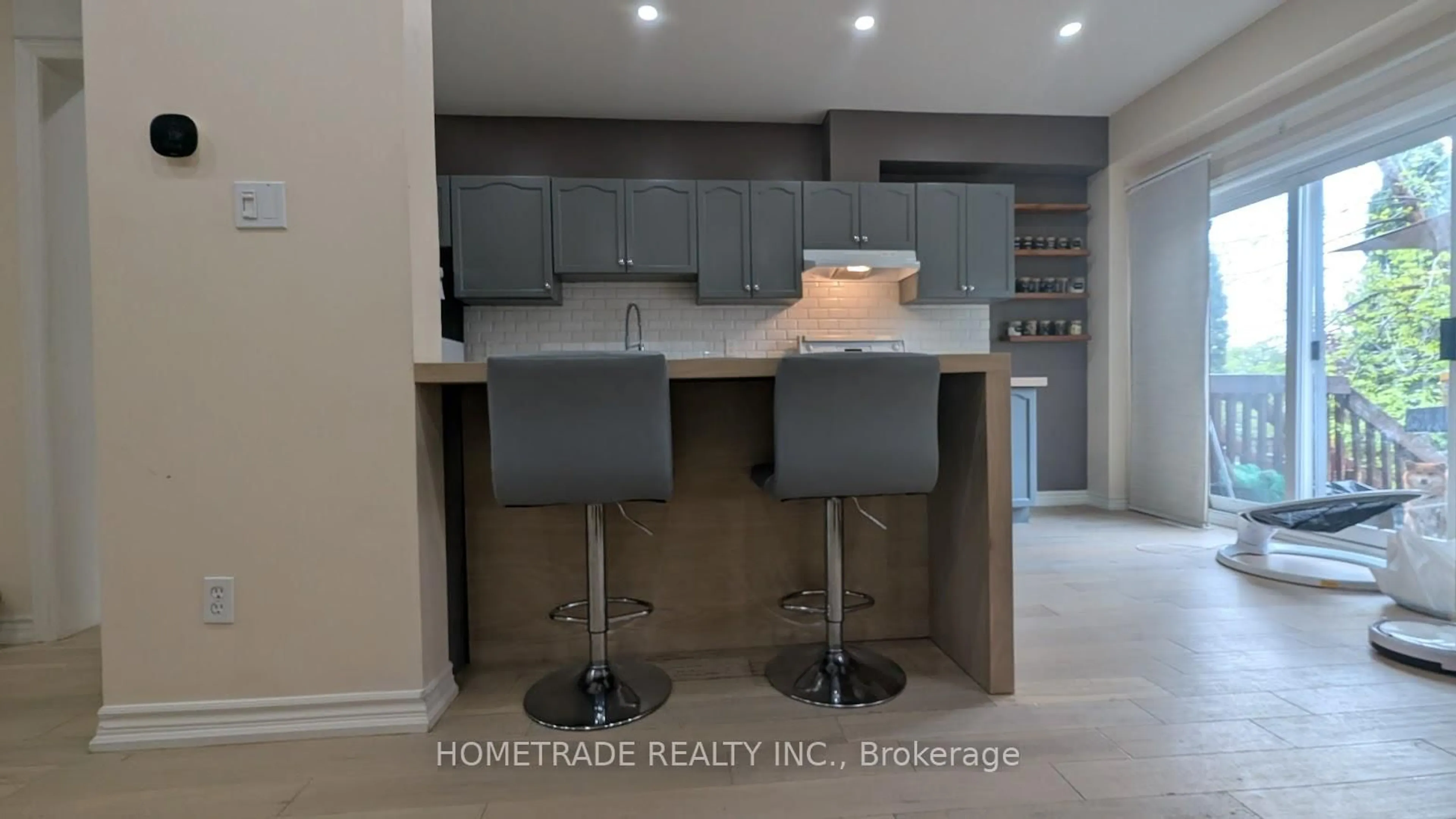 Open concept kitchen, unknown for 231 Denise Circ, Newmarket Ontario L3X 2K2