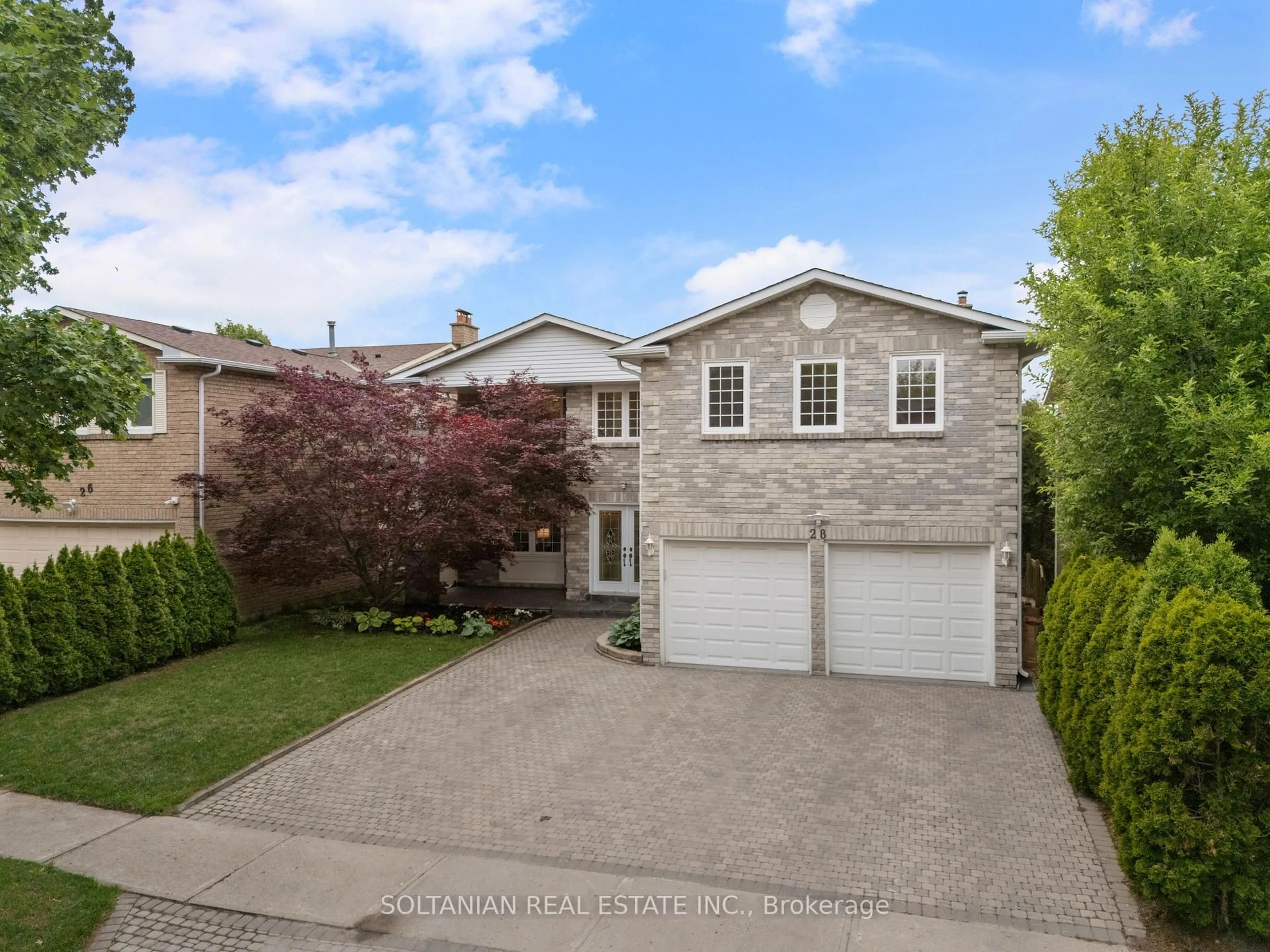 A pic from outside/outdoor area/front of a property/back of a property/a pic from drone, street for 28 Dunvegan Dr, Richmond Hill Ontario L4C 6K1