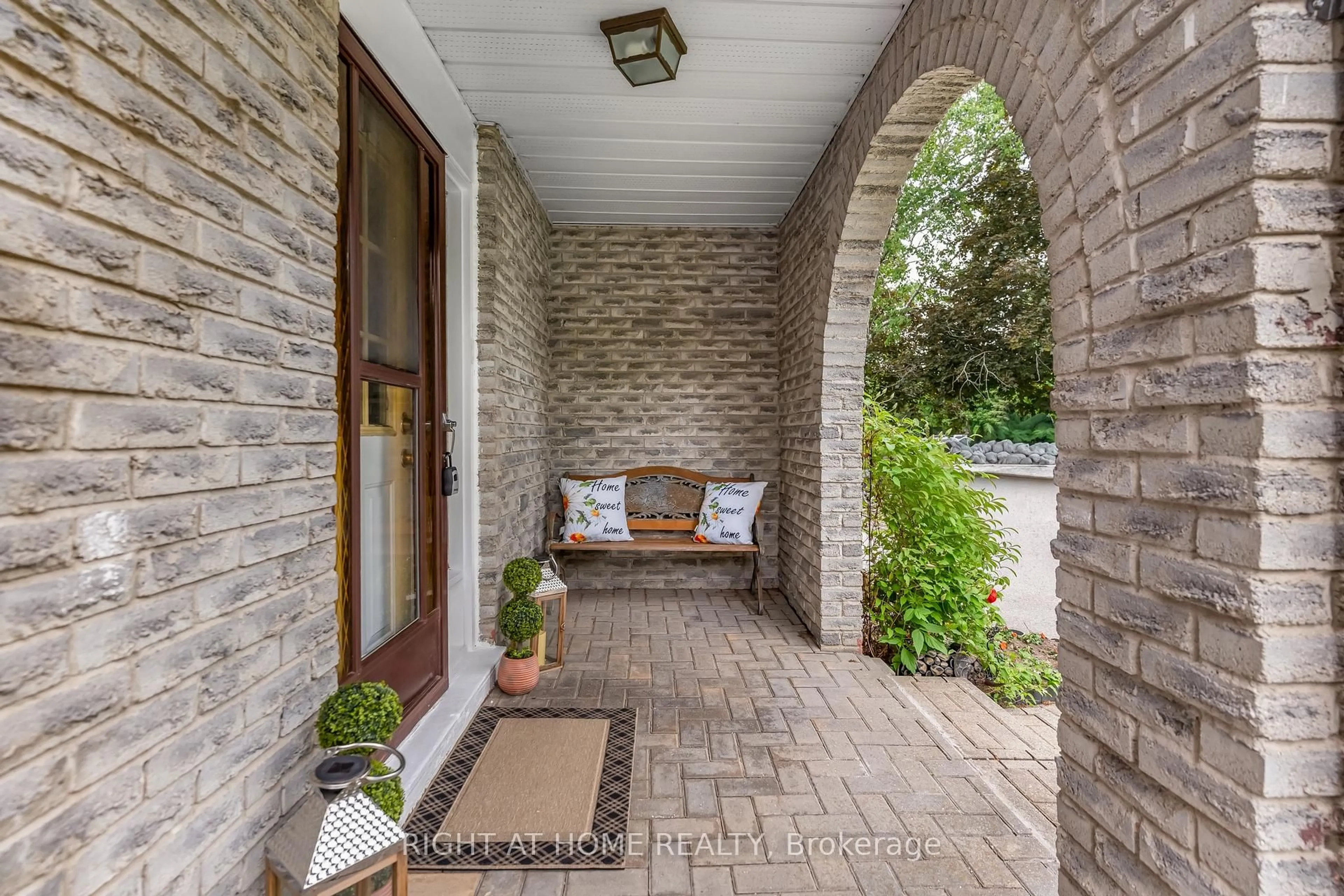 Patio, street for 40 Colbeck Cres, New Tecumseth Ontario L9R 1B7
