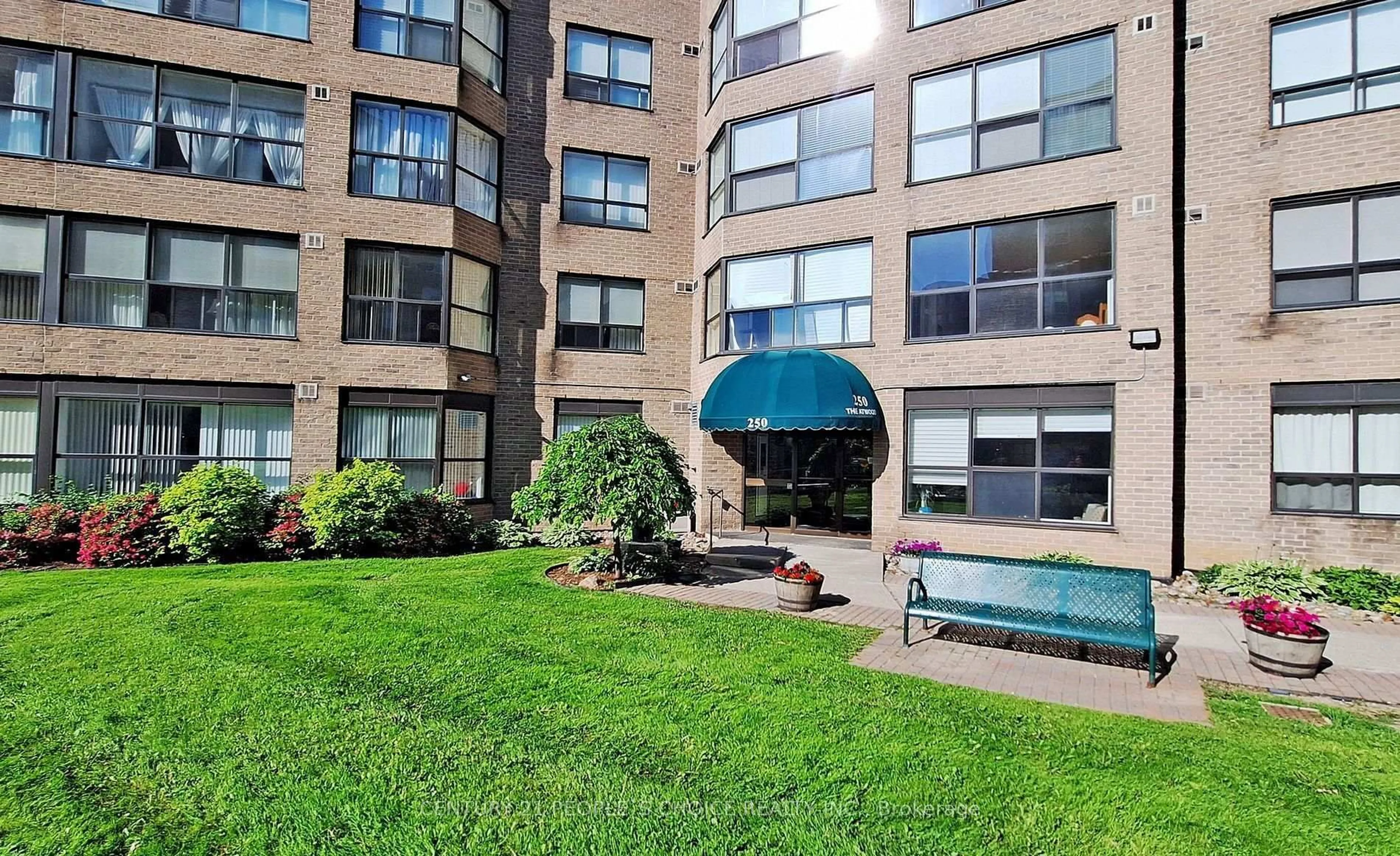 Patio, water/lake/river/ocean view for 250 Davis Dr #909, Newmarket Ontario L3Y 7T7