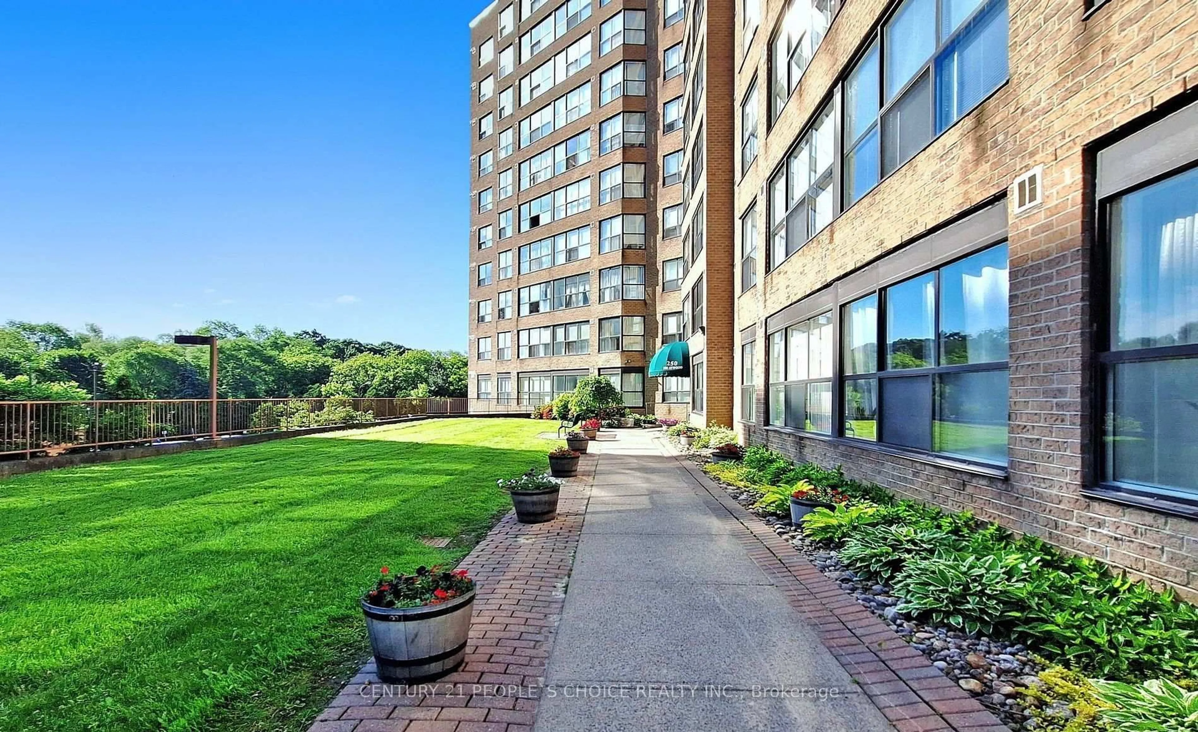 Patio, building for 250 Davis Dr #909, Newmarket Ontario L3Y 7T7