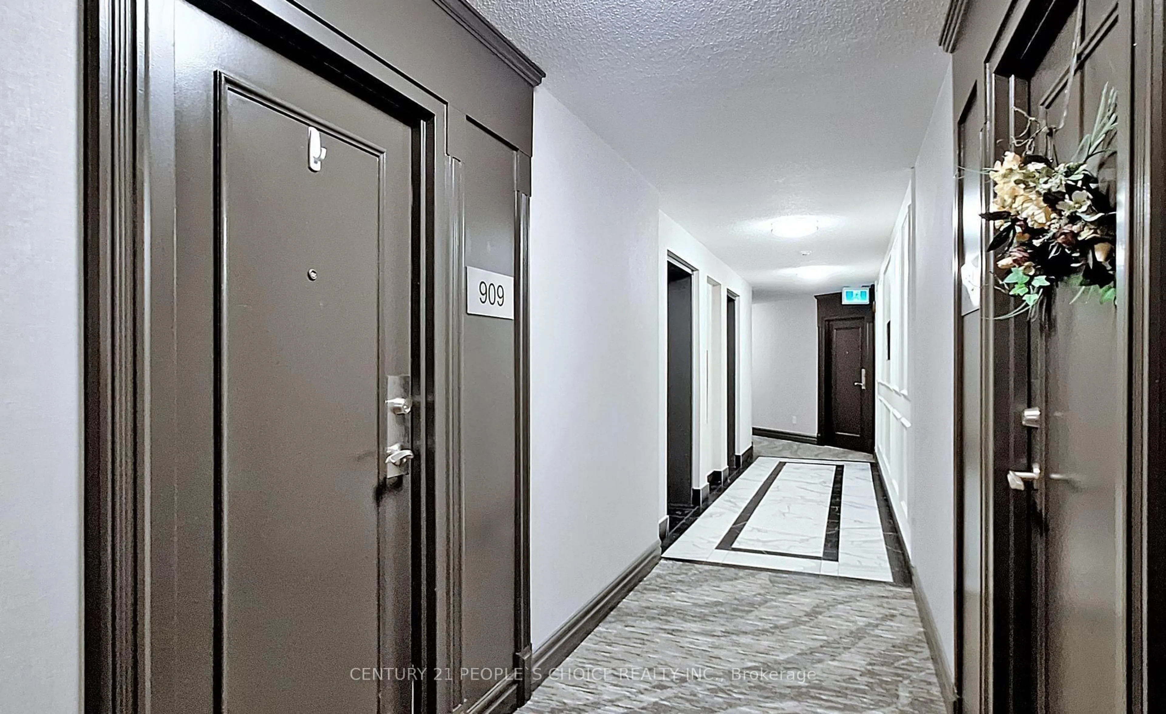 Indoor foyer for 250 Davis Dr #909, Newmarket Ontario L3Y 7T7