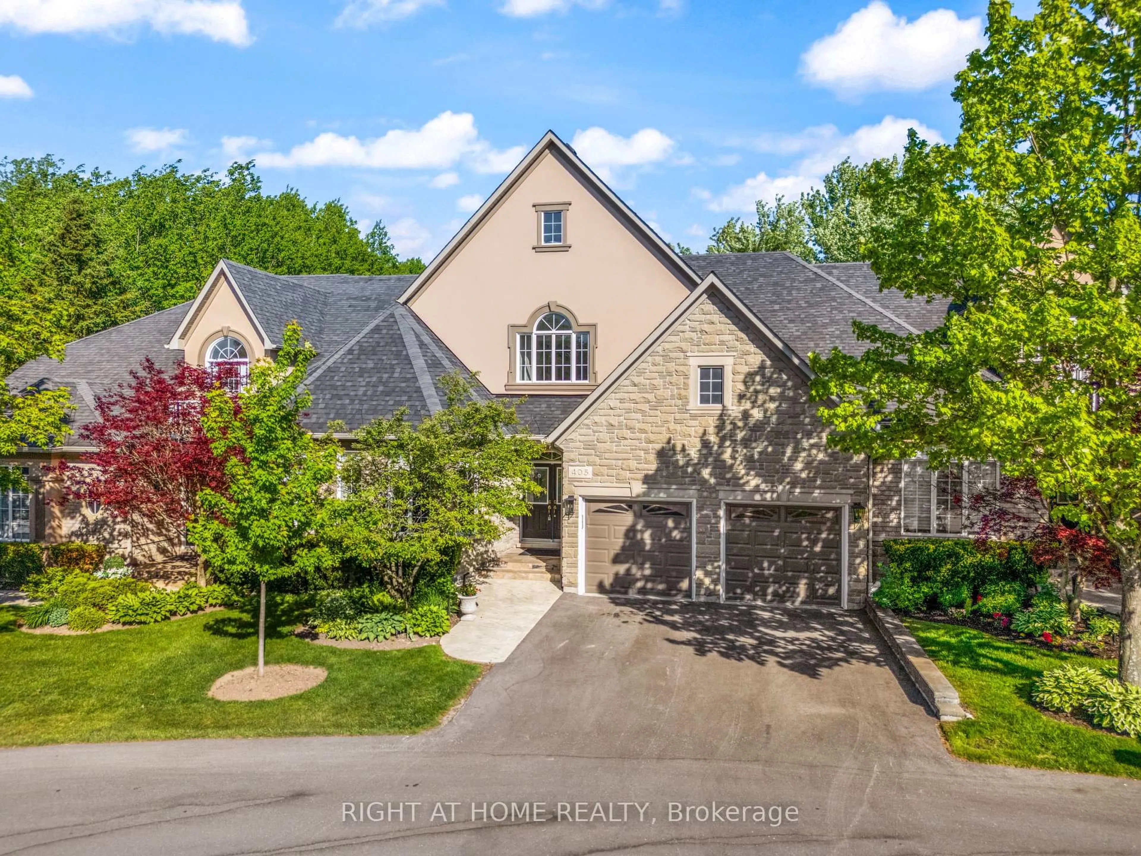 A pic from outside/outdoor area/front of a property/back of a property/a pic from drone, street for 405 Crossing Bridge Pl #5B, Aurora Ontario L4G 7N1