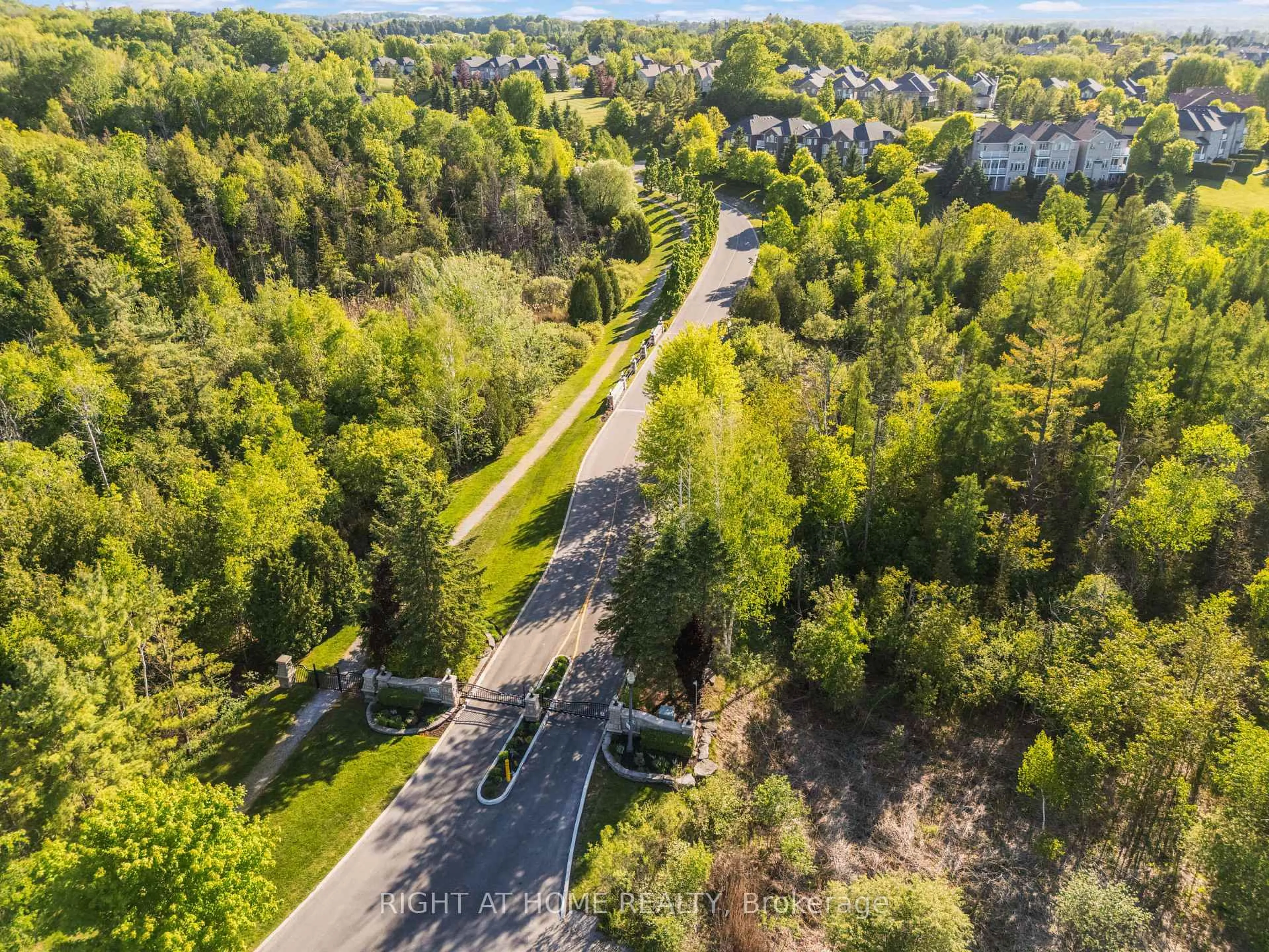 A pic from outside/outdoor area/front of a property/back of a property/a pic from drone, forest/trees view for 405 Crossing Bridge Pl #5B, Aurora Ontario L4G 7N1