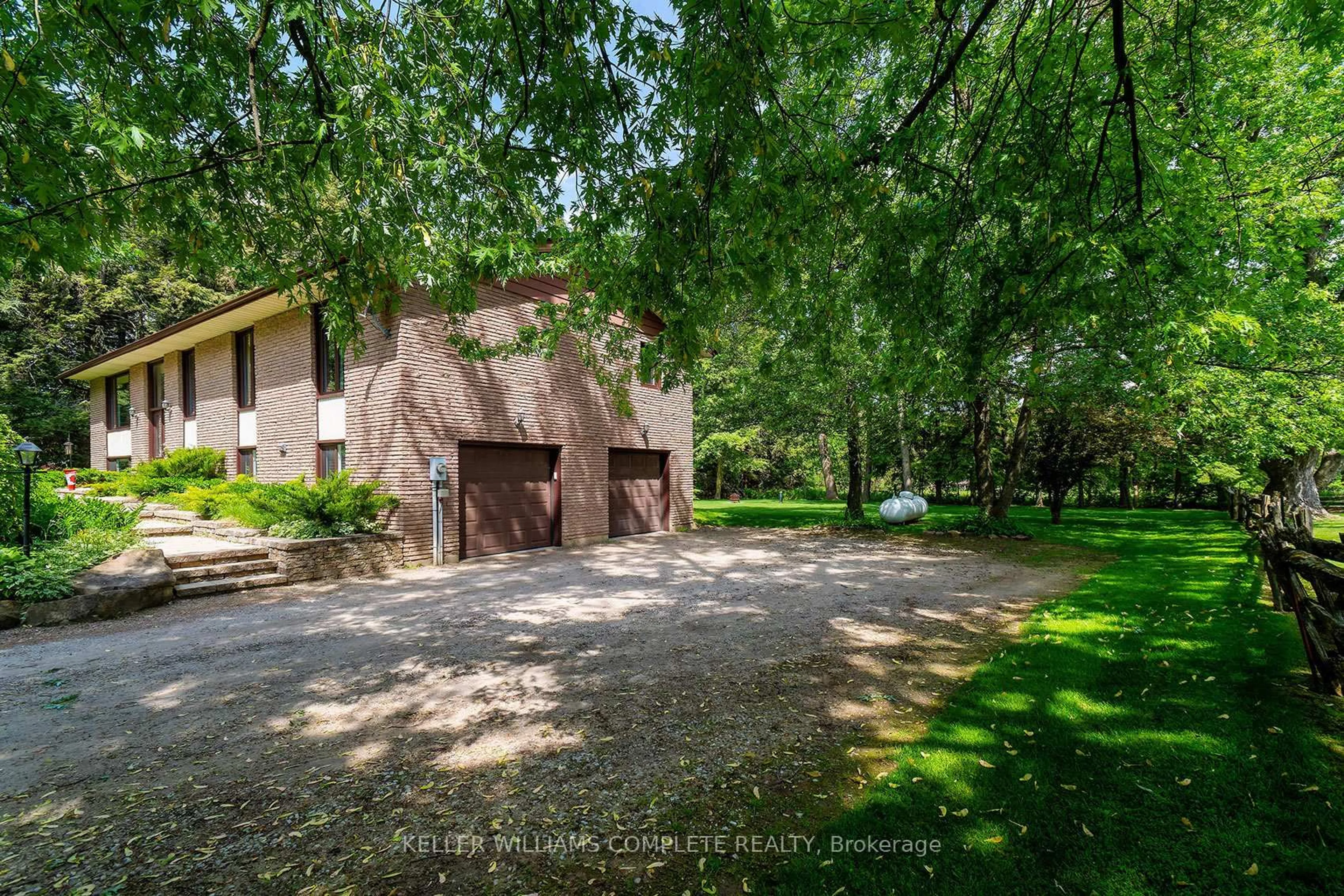 A pic from outside/outdoor area/front of a property/back of a property/a pic from drone, unknown for 2364 14th Line, Innisfil Ontario L0L 1R0
