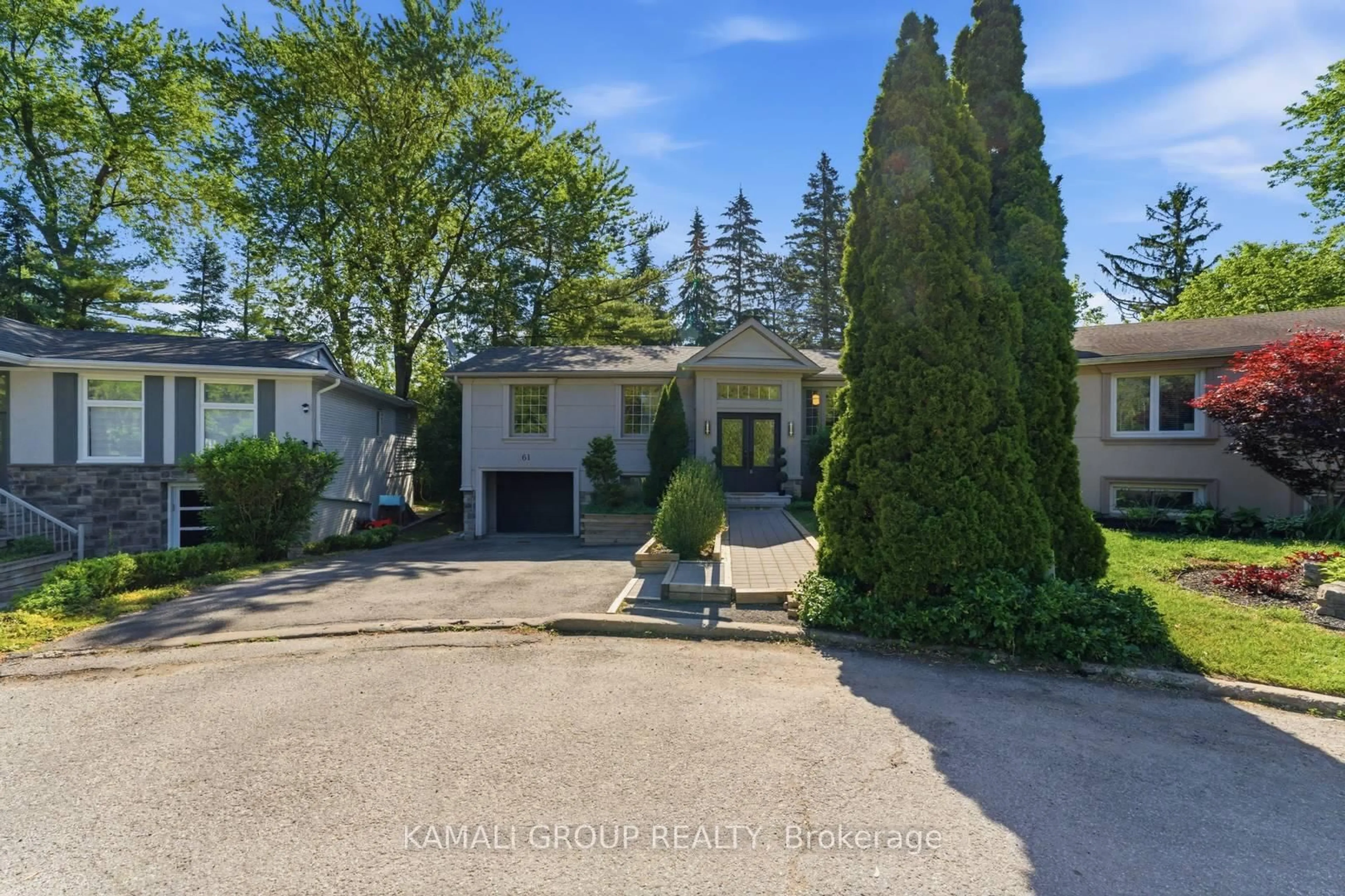 A pic from outside/outdoor area/front of a property/back of a property/a pic from drone, street for 61 Lawnwood Crt, Richmond Hill Ontario L4C 4T1