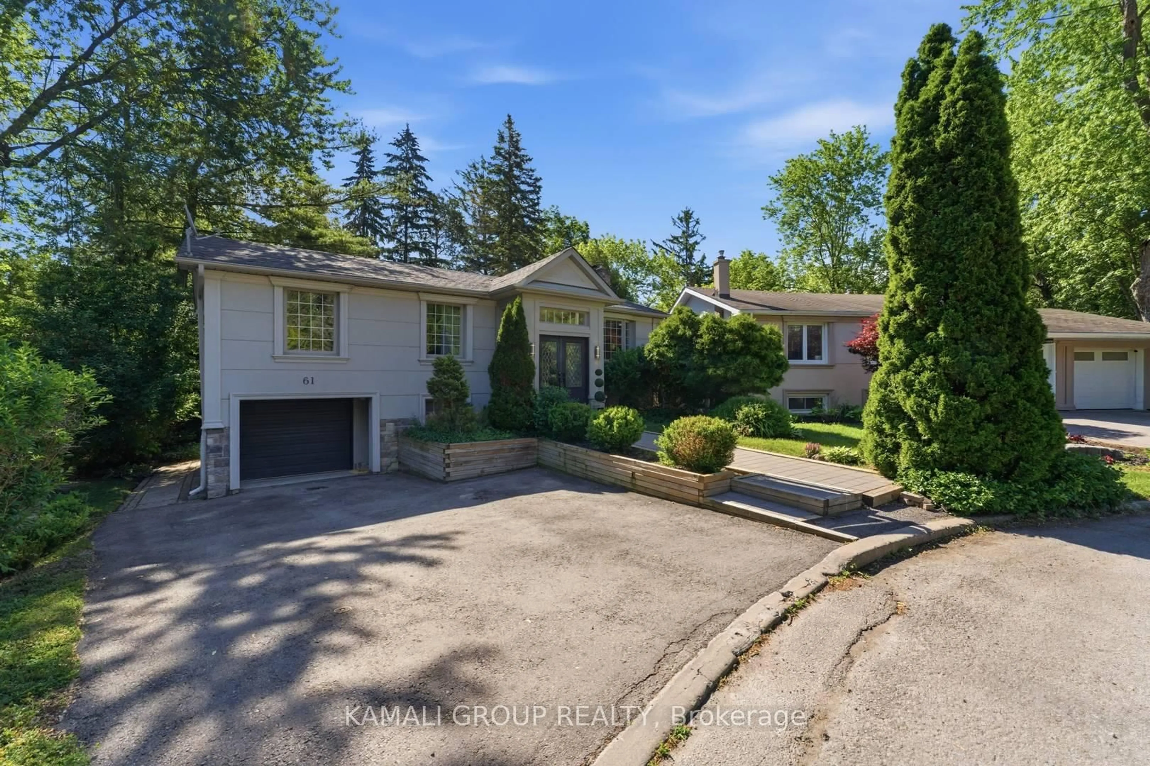 A pic from outside/outdoor area/front of a property/back of a property/a pic from drone, street for 61 Lawnwood Crt, Richmond Hill Ontario L4C 4T1