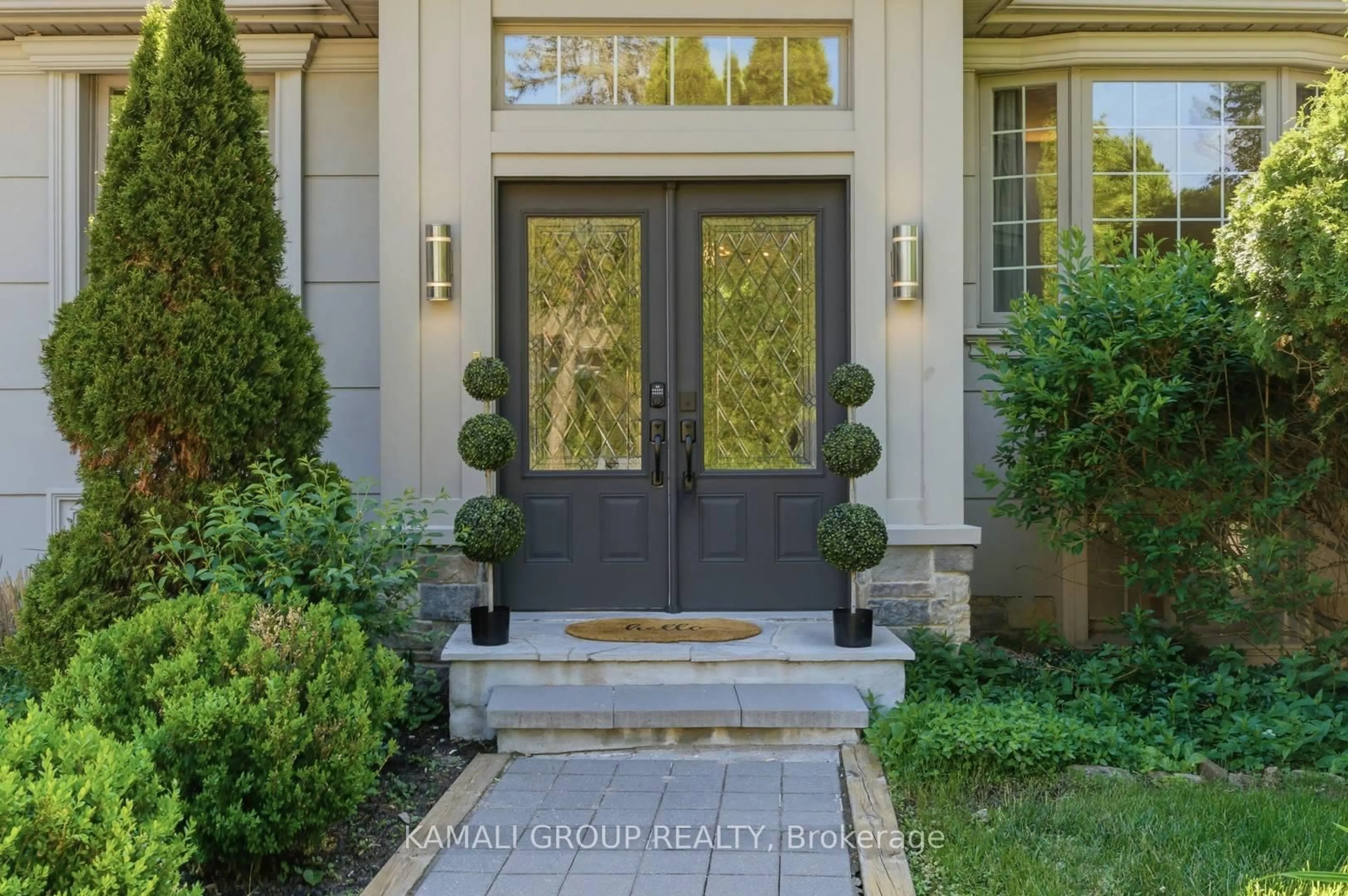 Indoor entryway for 61 Lawnwood Crt, Richmond Hill Ontario L4C 4T1
