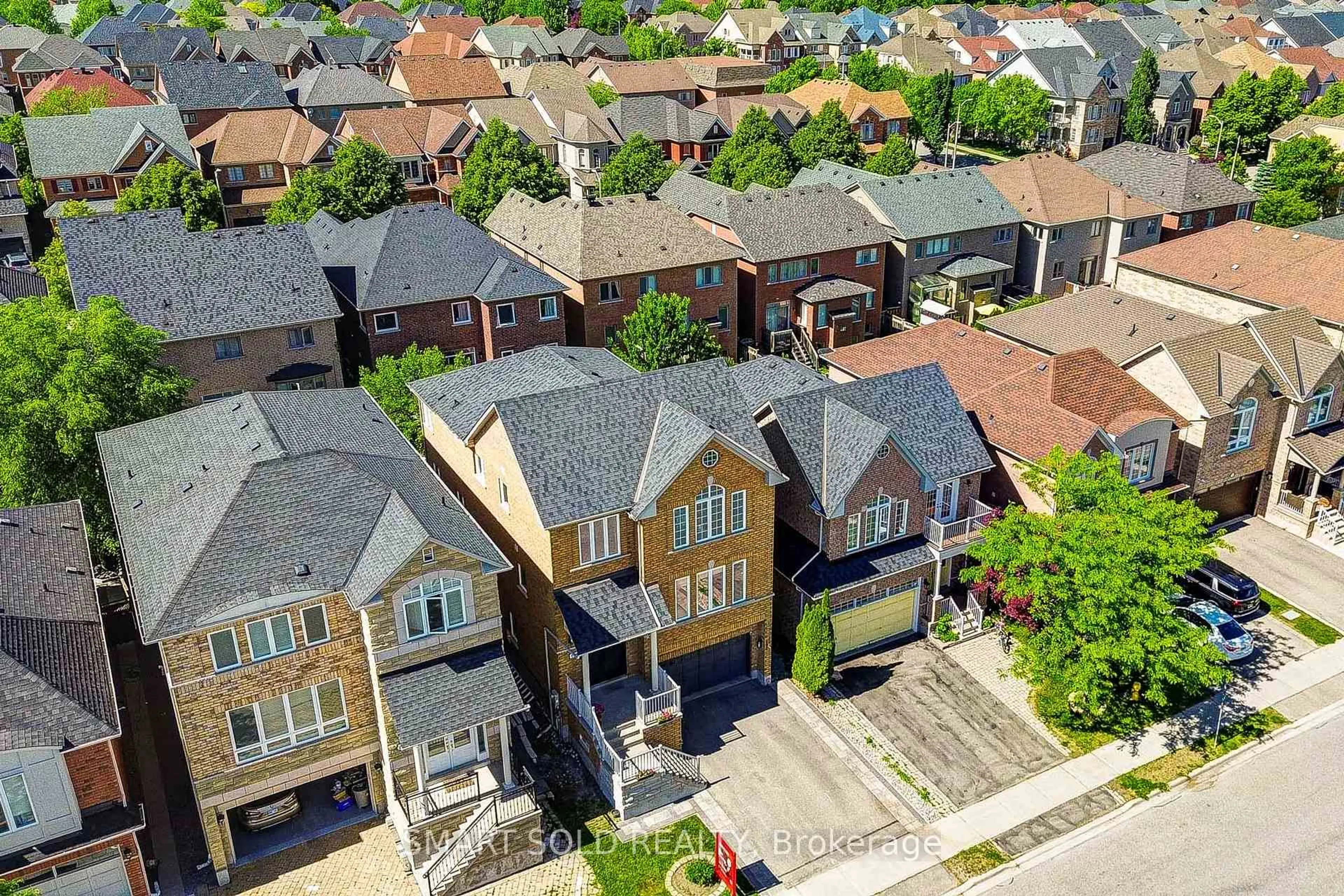 A pic from outside/outdoor area/front of a property/back of a property/a pic from drone, street for 122 Mistysugar Tr, Vaughan Ontario L4J 8T6