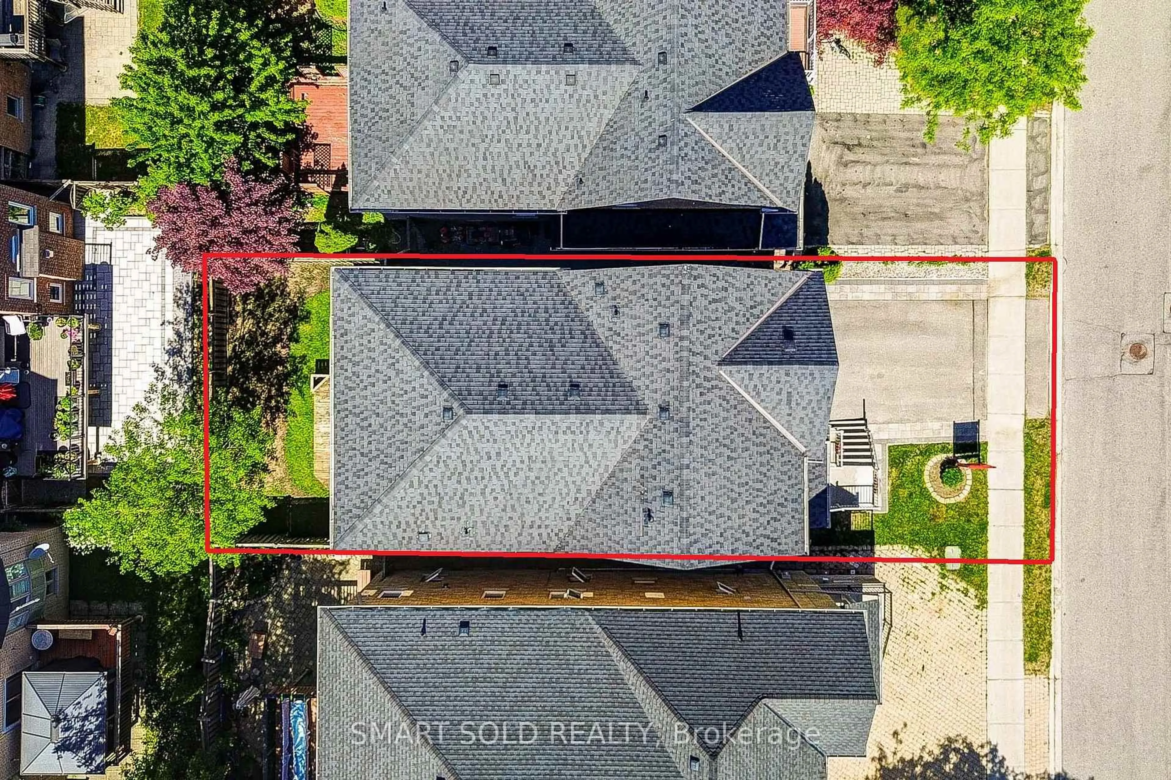 A pic from outside/outdoor area/front of a property/back of a property/a pic from drone, street for 122 Mistysugar Tr, Vaughan Ontario L4J 8T6