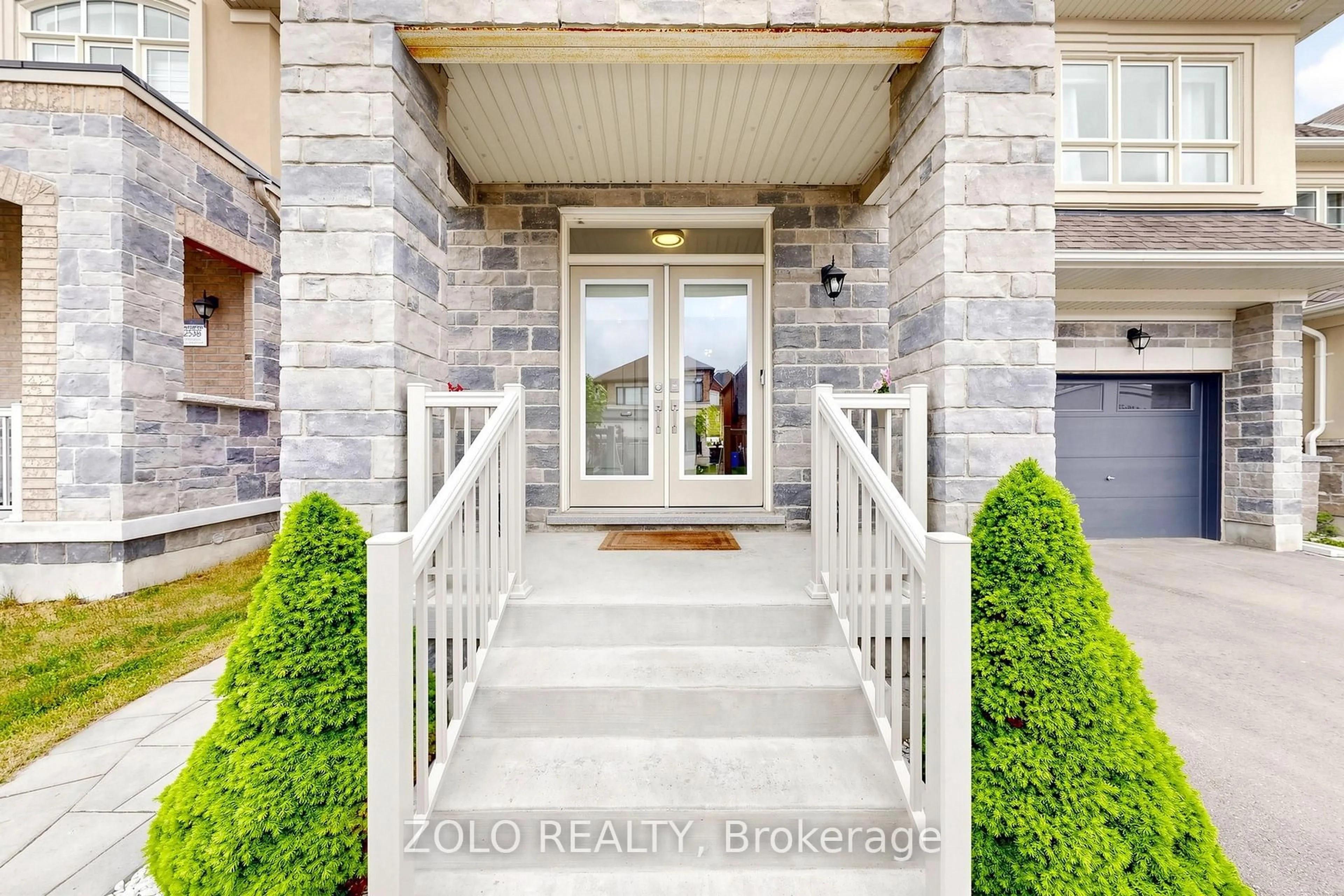 Indoor entryway for 82 Murray Leonard Lane, East Gwillimbury Ontario L9N 0Z6