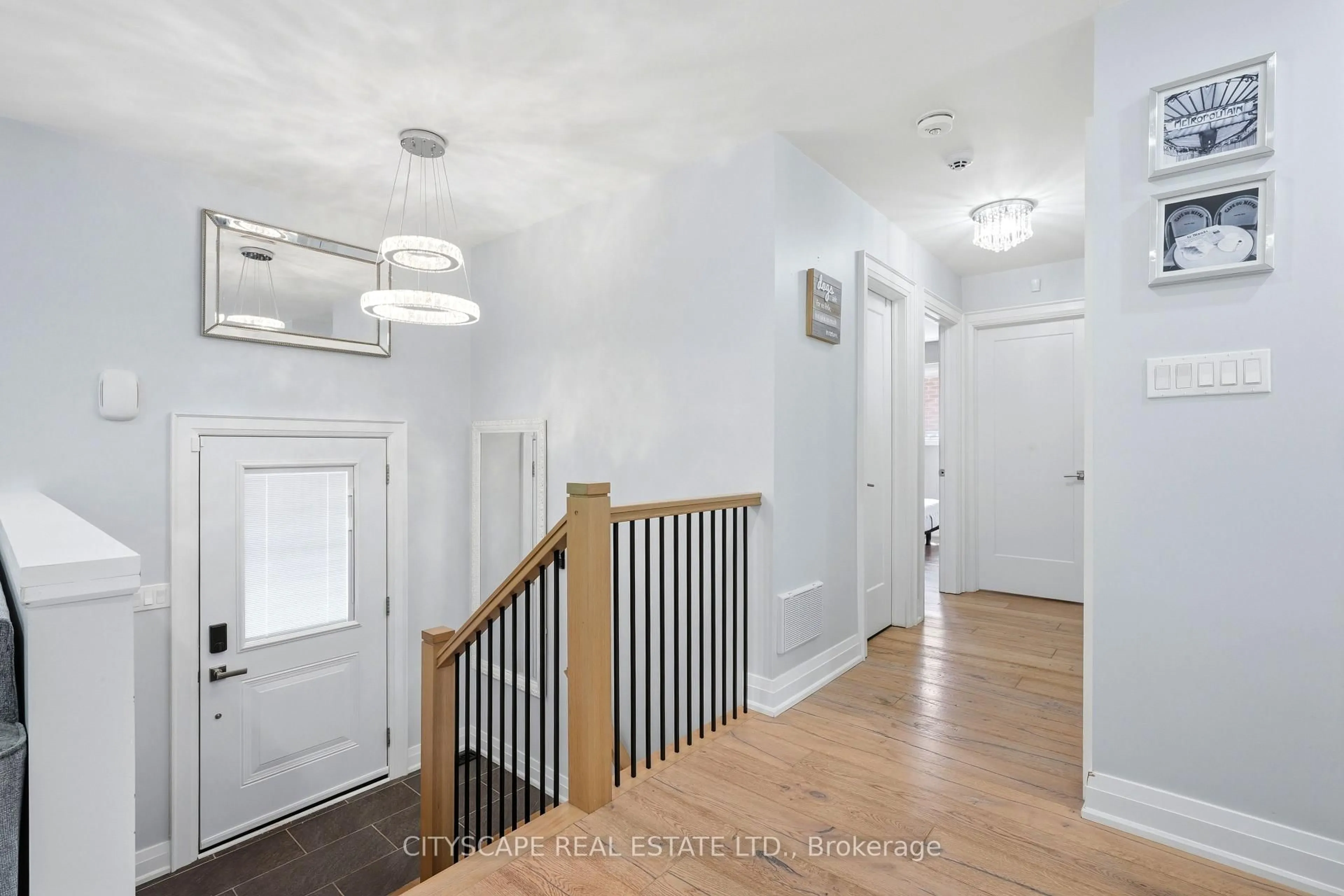 Indoor entryway for 44 Stonehill Blvd, East Gwillimbury Ontario L9N 1E3