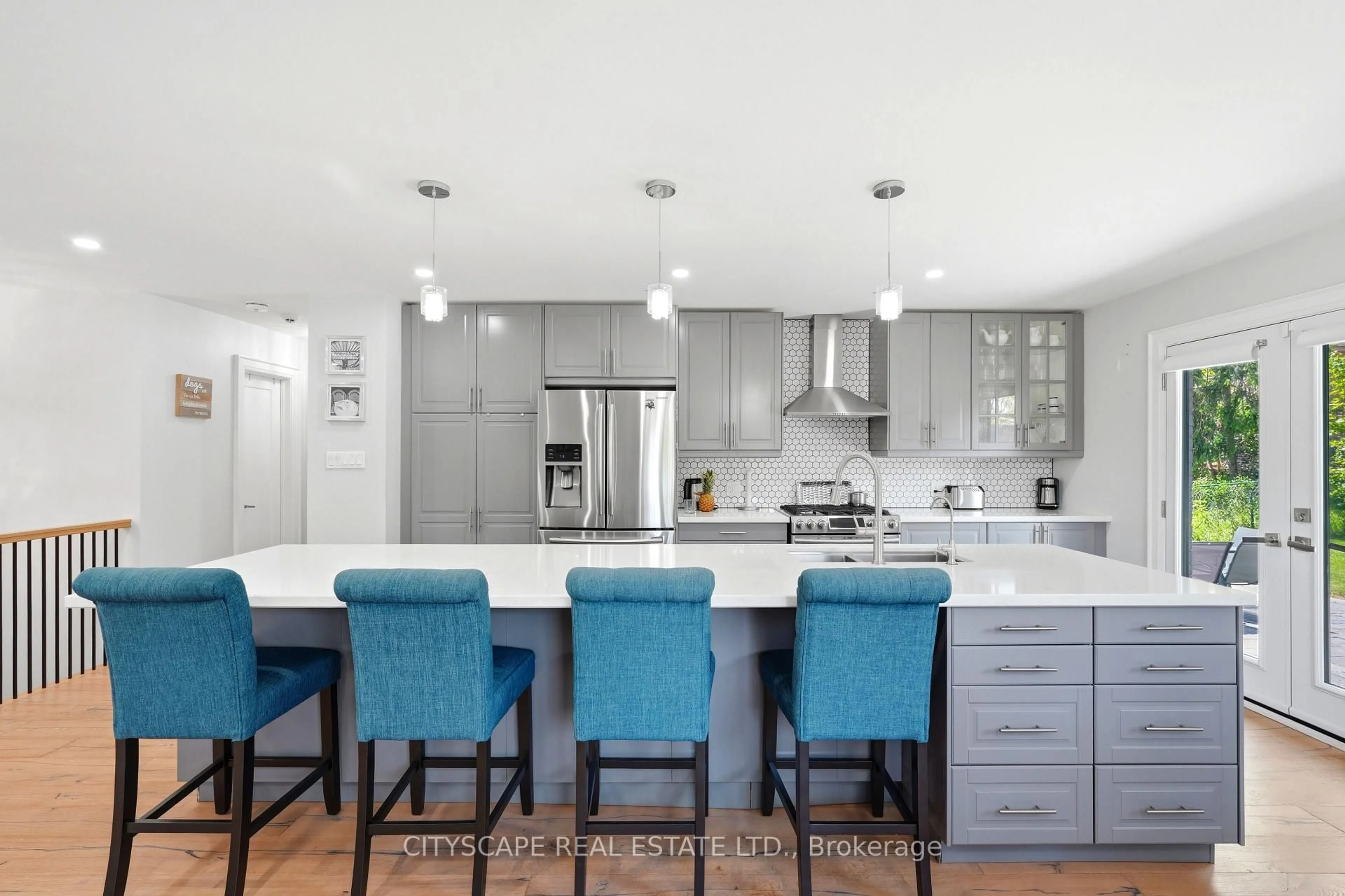 Contemporary kitchen, ceramic/tile floor for 44 Stonehill Blvd, East Gwillimbury Ontario L9N 1E3
