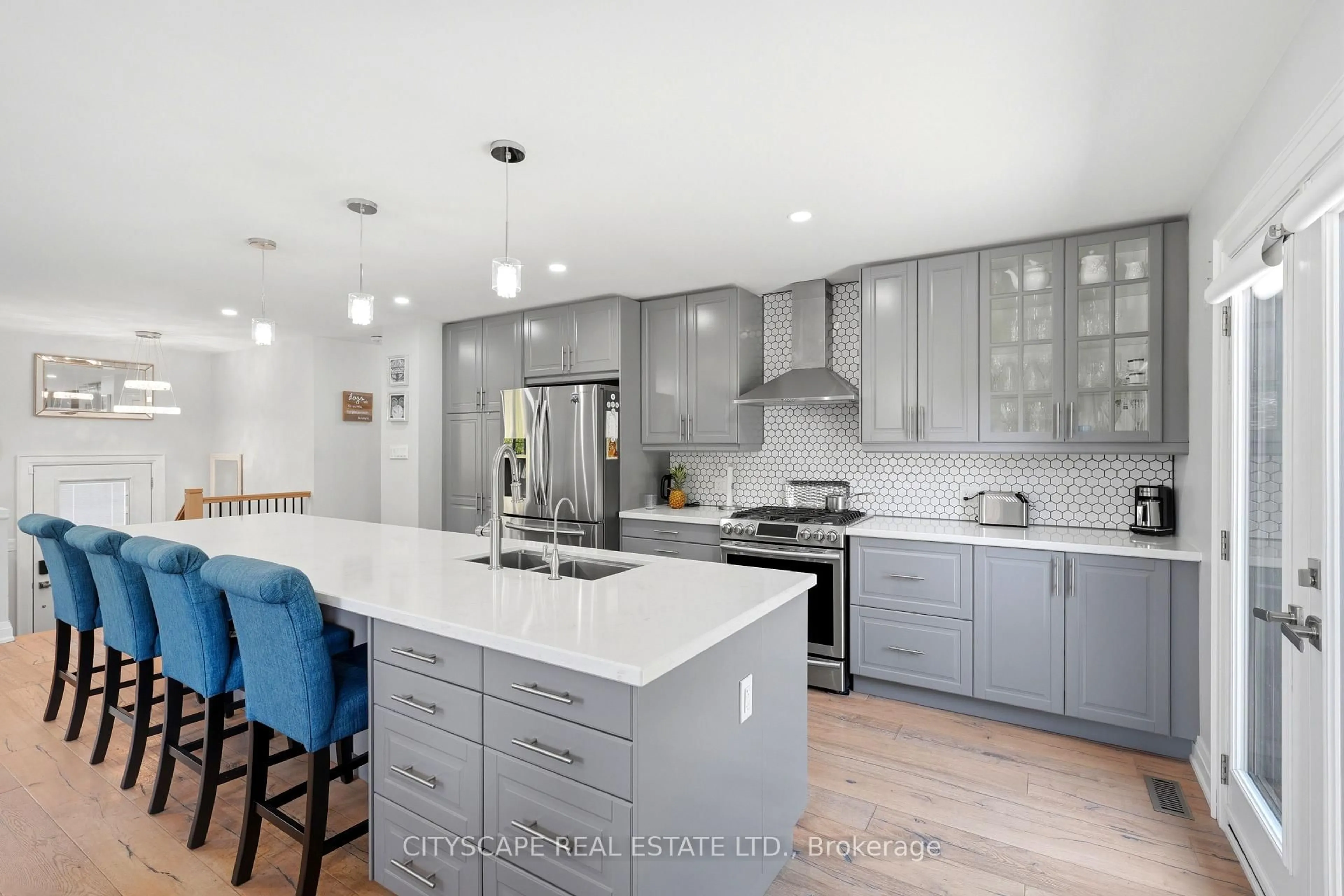 Contemporary kitchen, unknown for 44 Stonehill Blvd, East Gwillimbury Ontario L9N 1E3