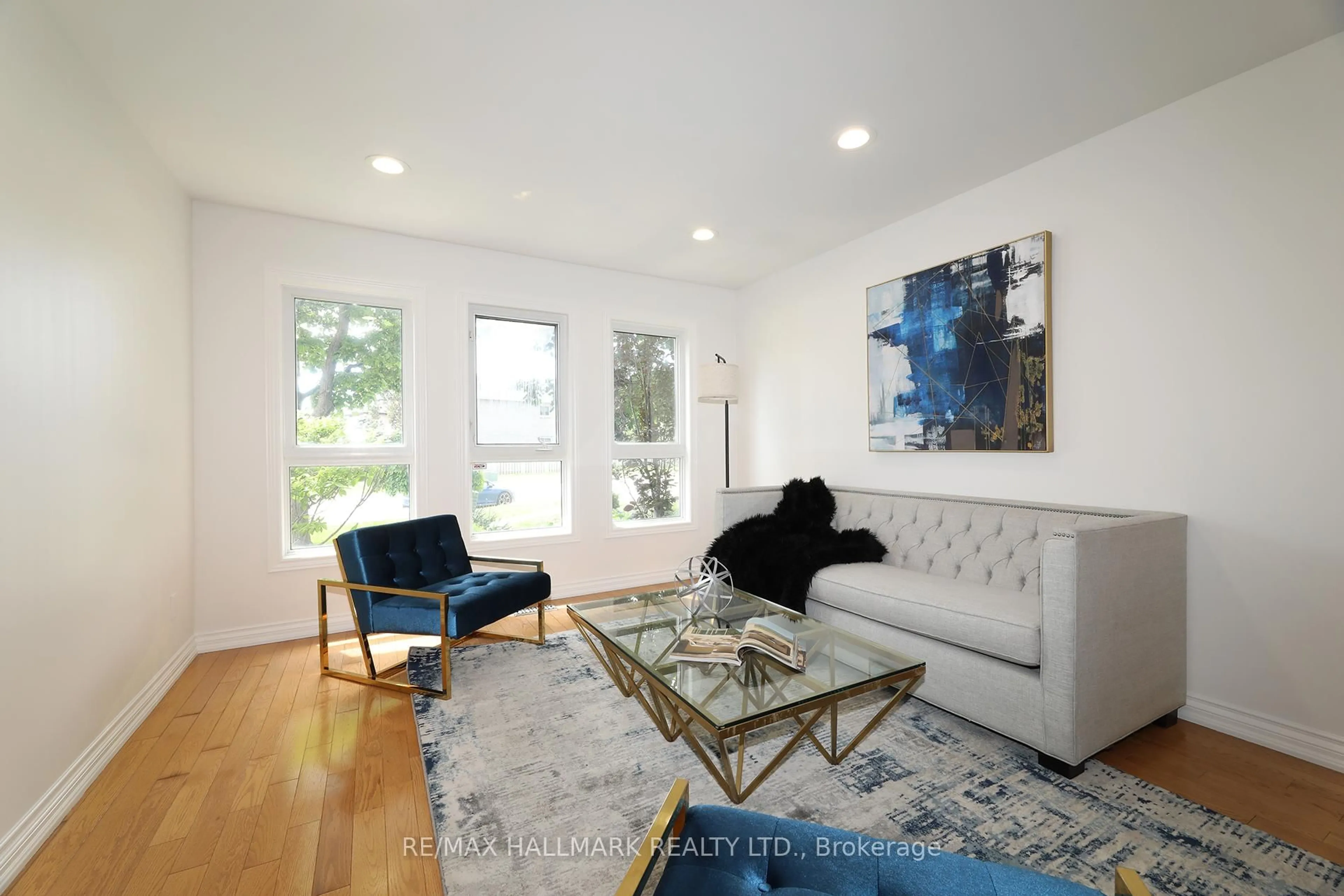 Living room with furniture, wood/laminate floor for 58 Pickett Cres, Richmond Hill Ontario L4C 9L3