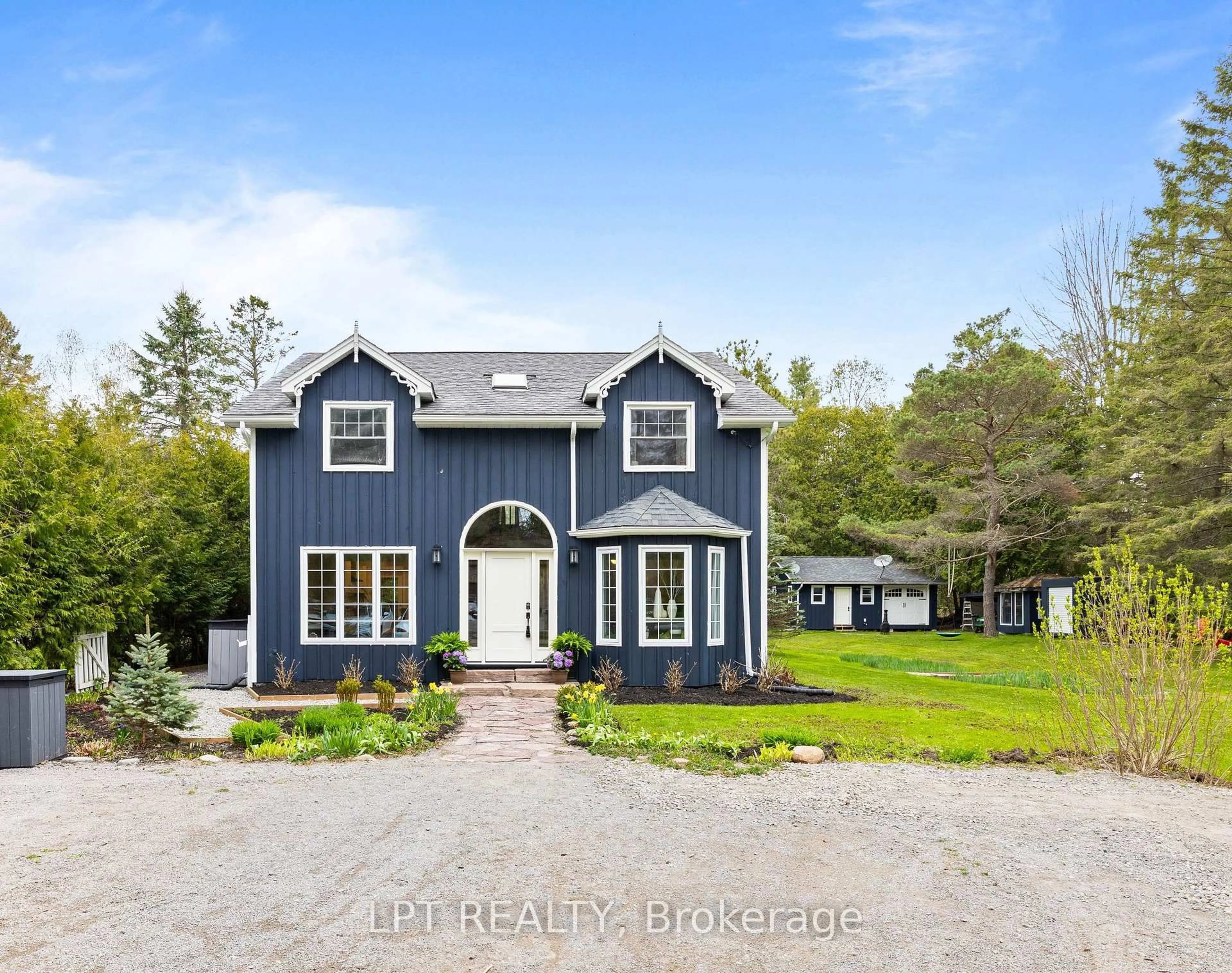 A pic from outside/outdoor area/front of a property/back of a property/a pic from drone, street for 26 Vambola Ave, Georgina Ontario L0E 1N0