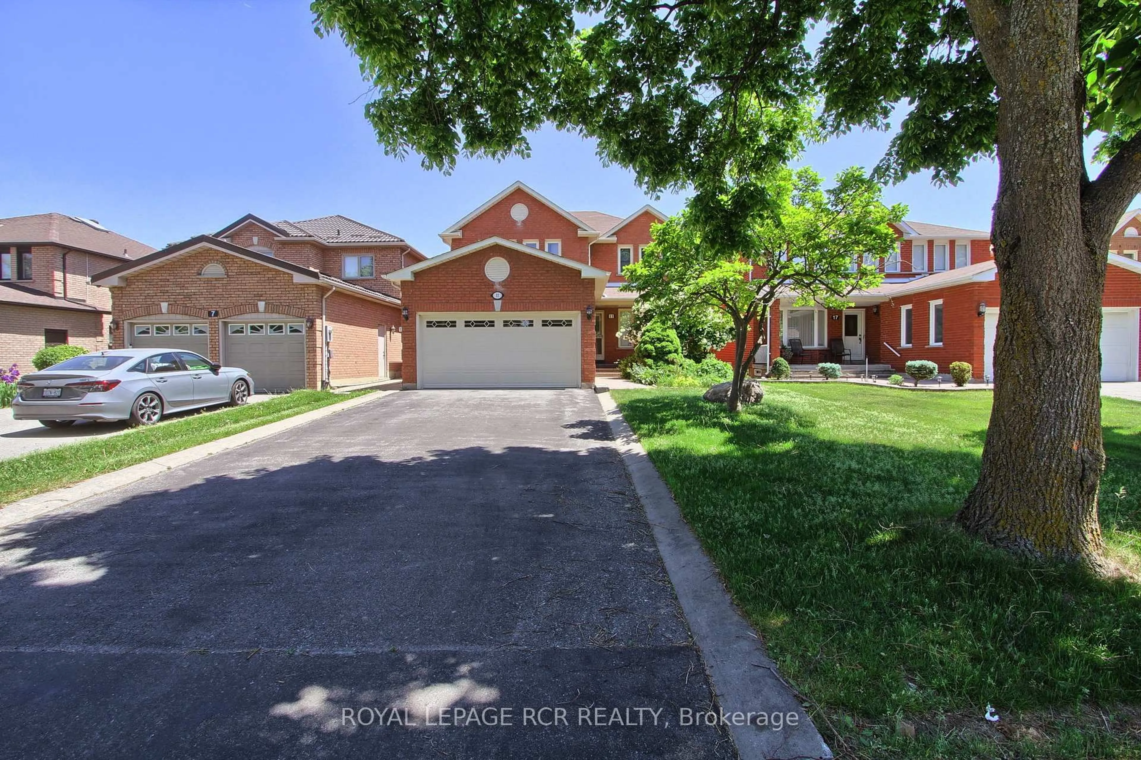 A pic from outside/outdoor area/front of a property/back of a property/a pic from drone, street for 11 Zucchet Crt, Vaughan Ontario L4L 7M5