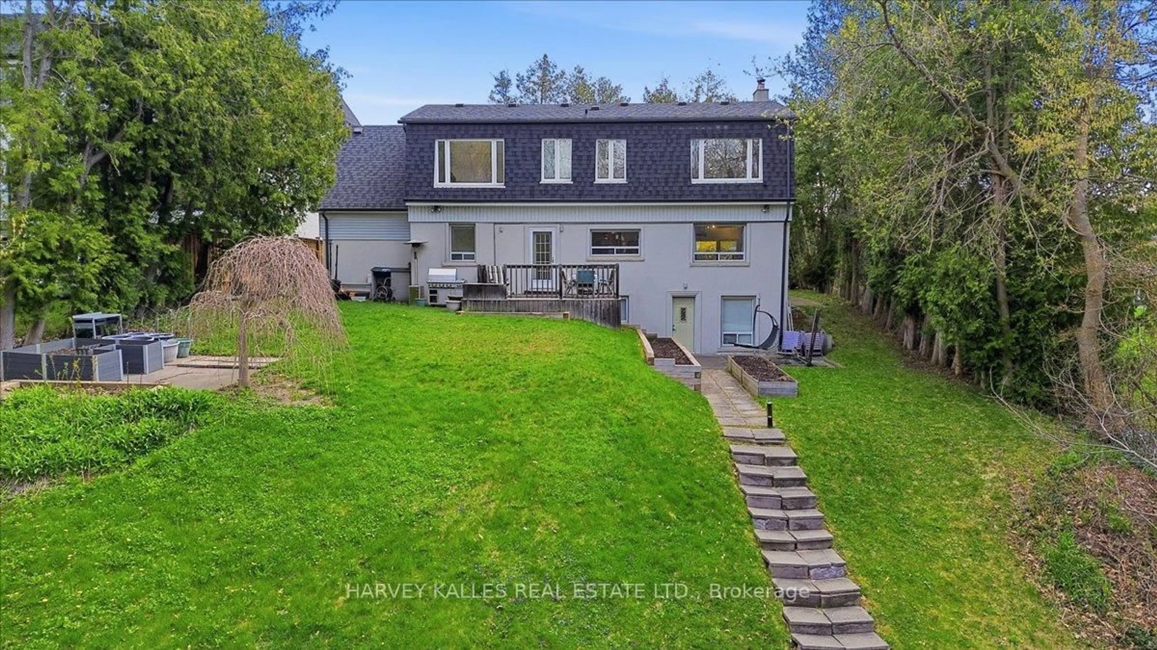 A pic from outside/outdoor area/front of a property/back of a property/a pic from drone, street for 72 Walmer Rd, Richmond Hill Ontario L4C 3X1
