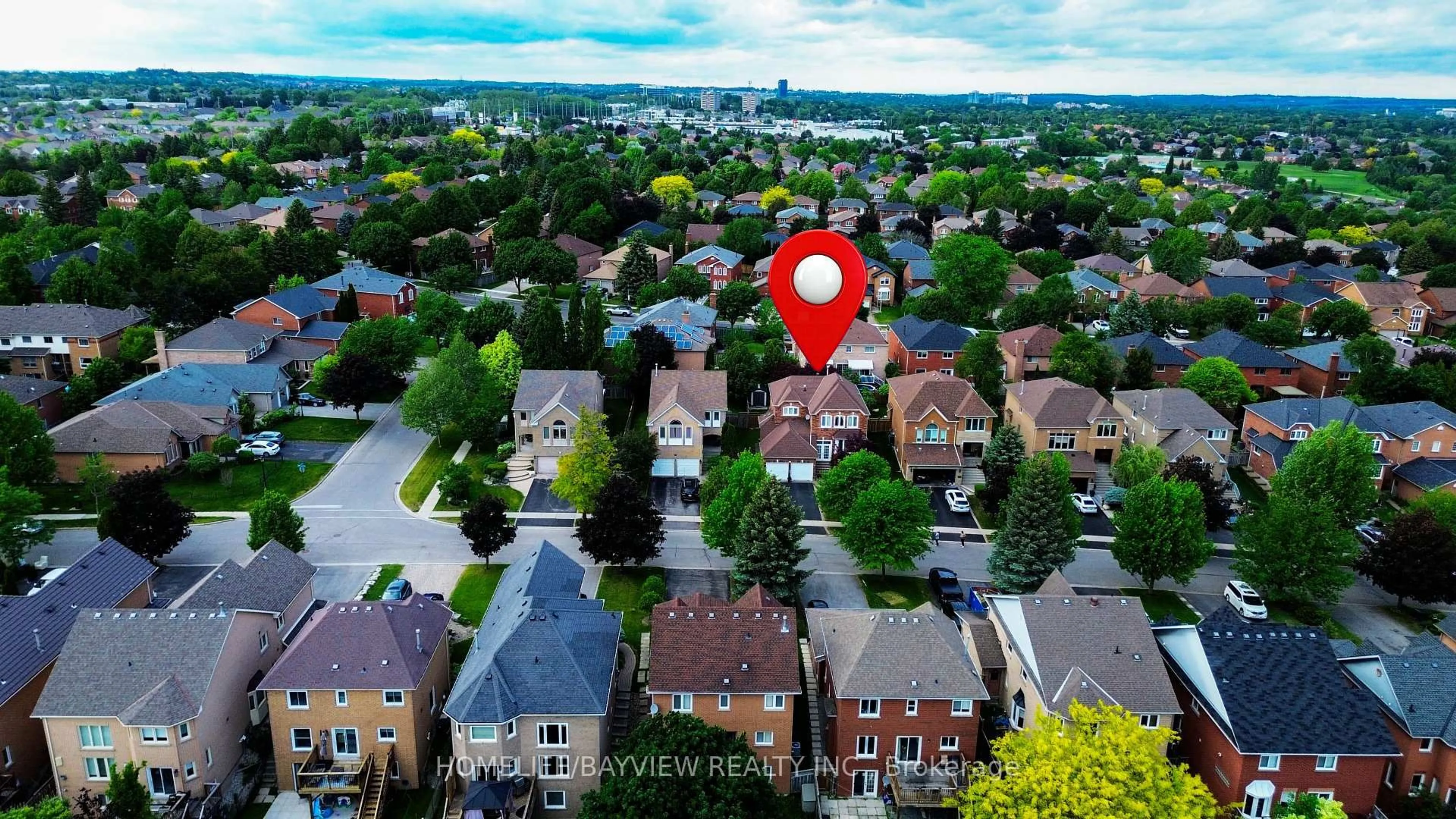 A pic from outside/outdoor area/front of a property/back of a property/a pic from drone, city buildings view from balcony for 137 Widdifield Ave, Newmarket Ontario L3X 1Z3