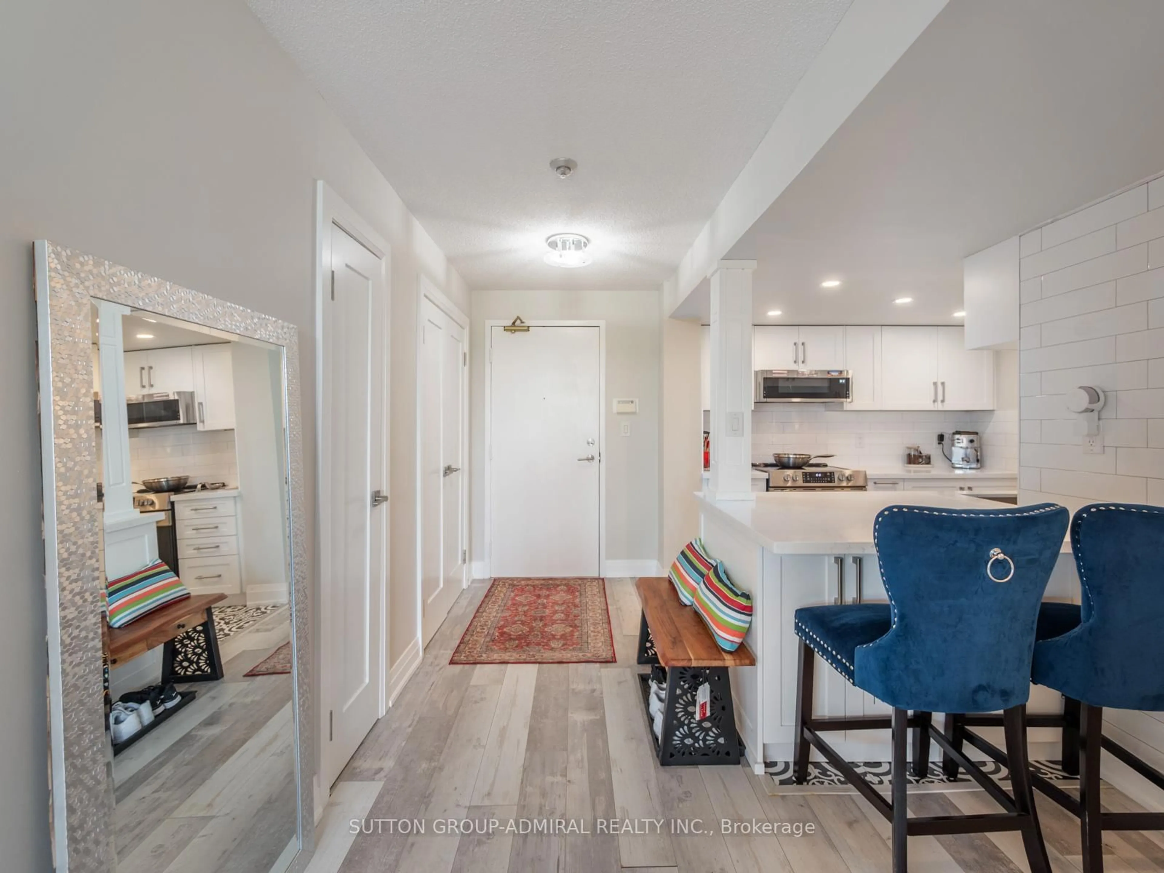 Indoor entryway for 14924 Yonge St #401, Aurora Ontario L4G 6H7