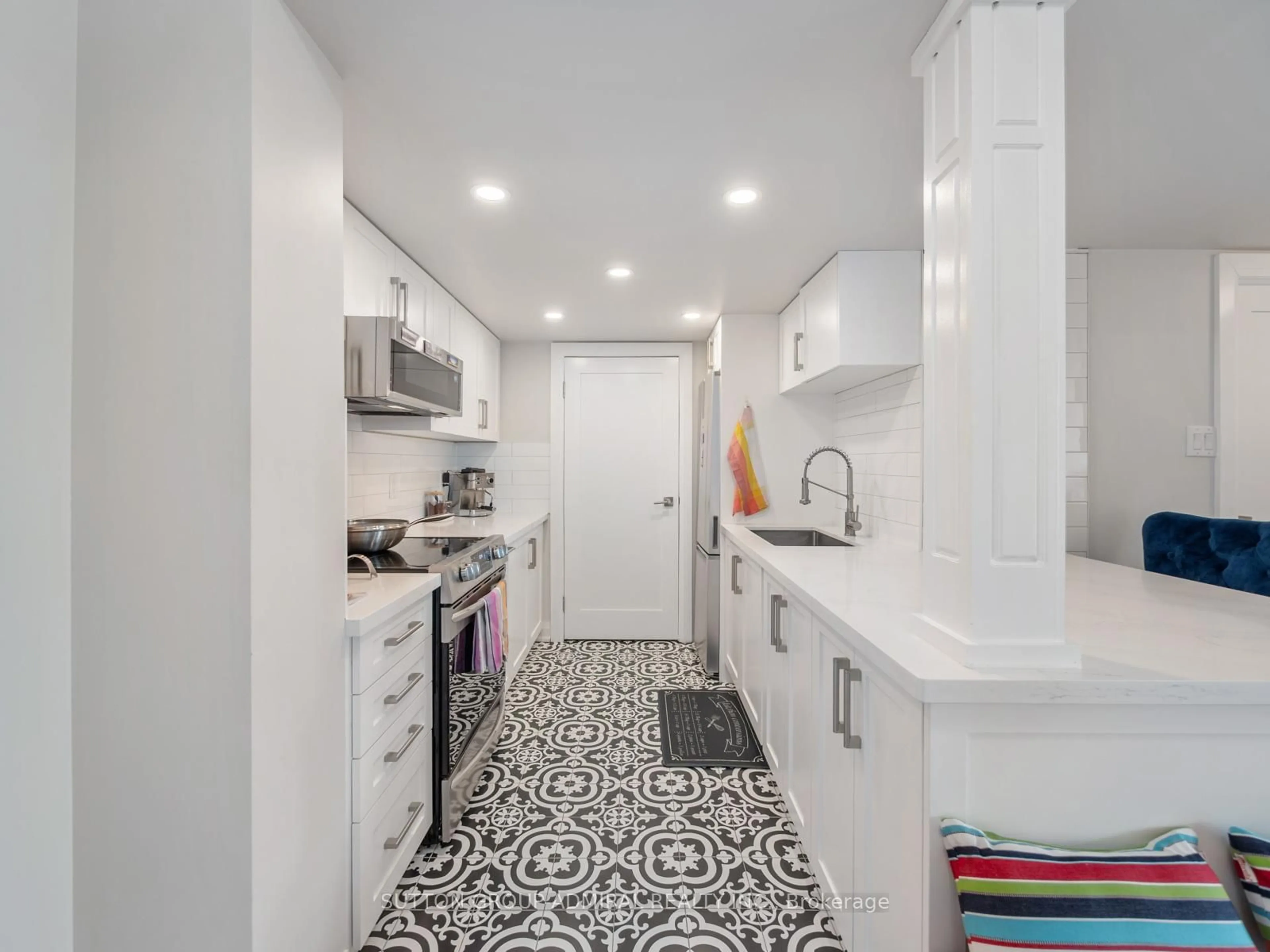Contemporary kitchen, ceramic/tile floor for 14924 Yonge St #401, Aurora Ontario L4G 6H7