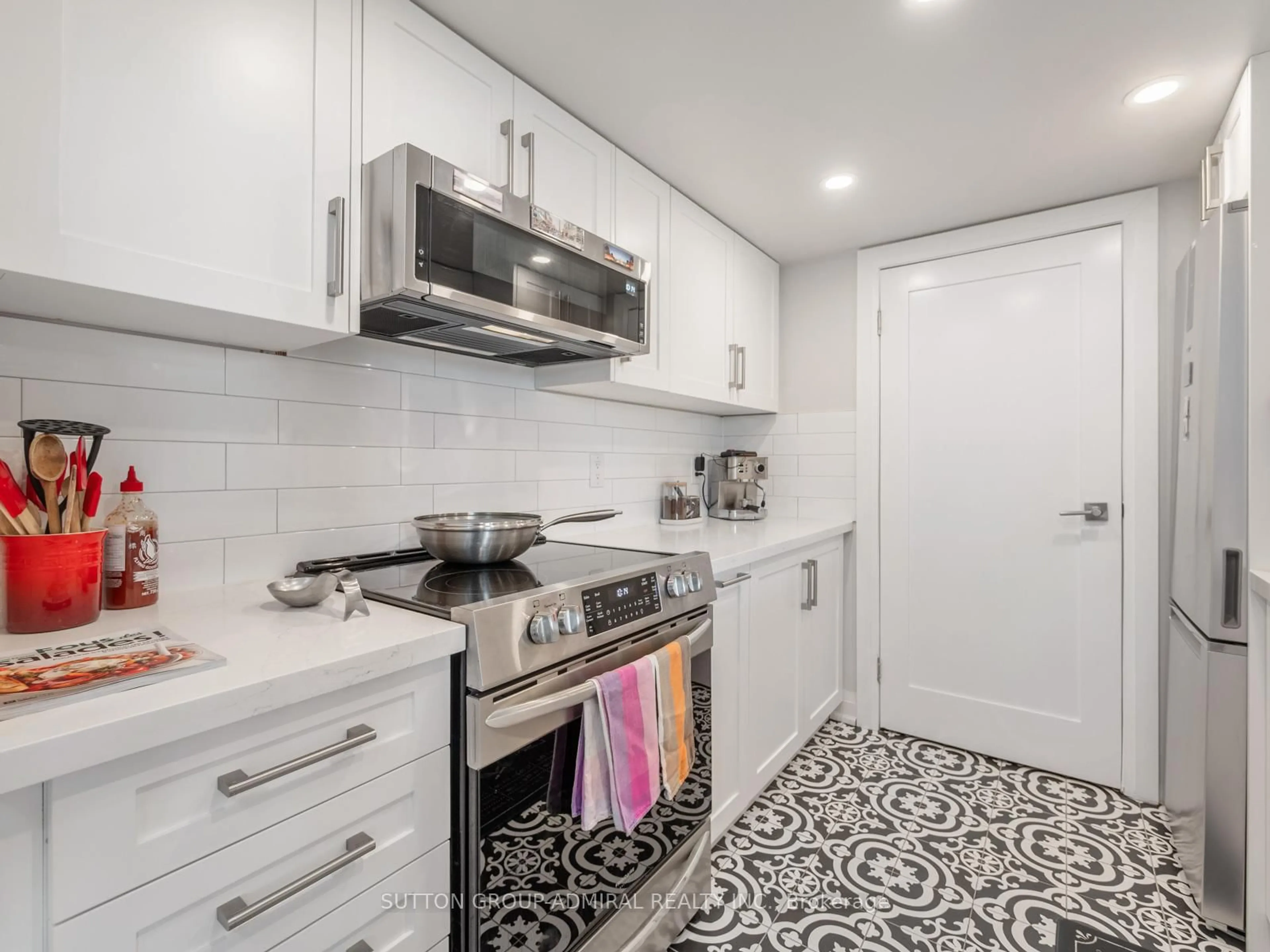 Standard kitchen, ceramic/tile floor for 14924 Yonge St #401, Aurora Ontario L4G 6H7