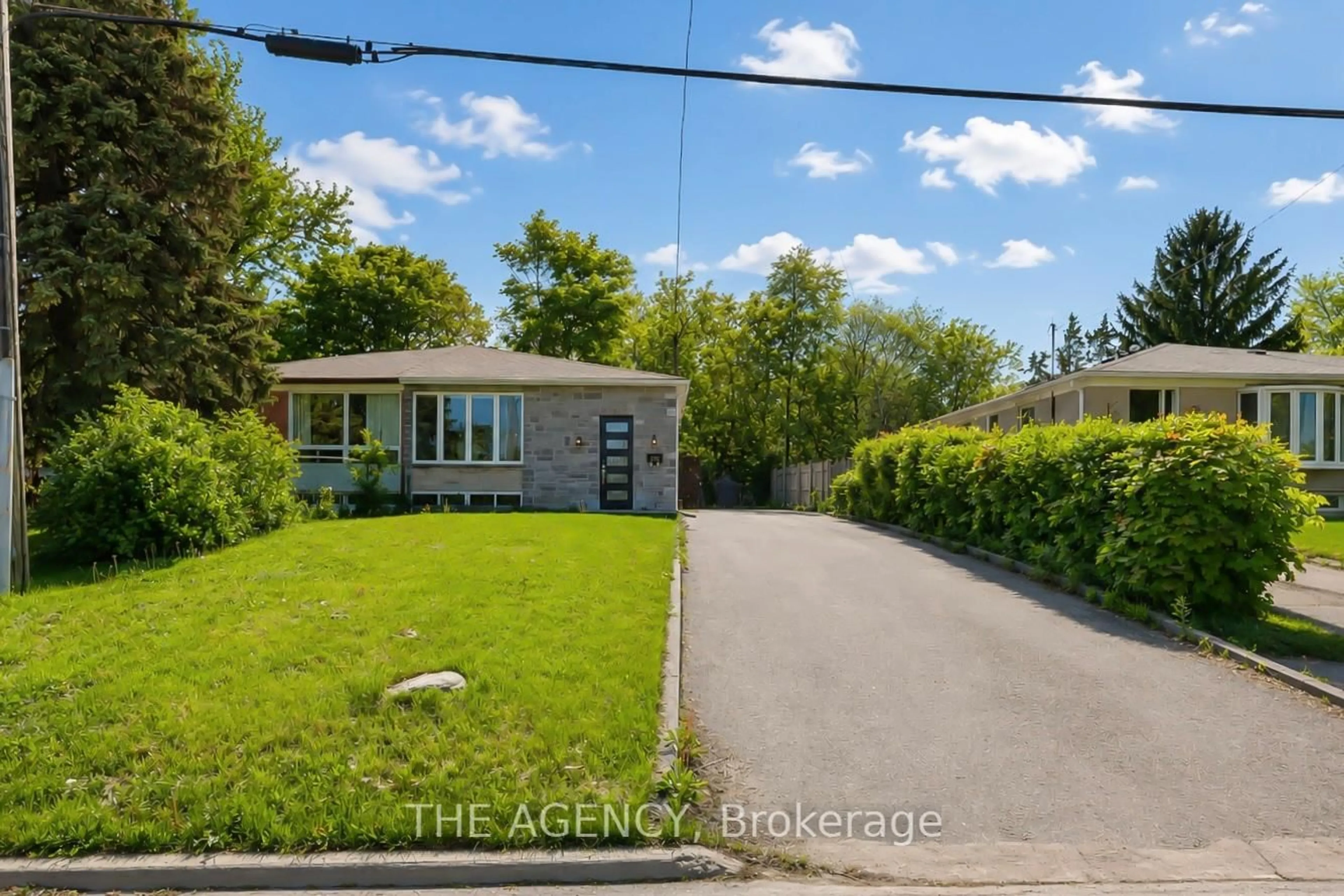 A pic from outside/outdoor area/front of a property/back of a property/a pic from drone, street for 282 Neal Dr, Richmond Hill Ontario L4C 3L4
