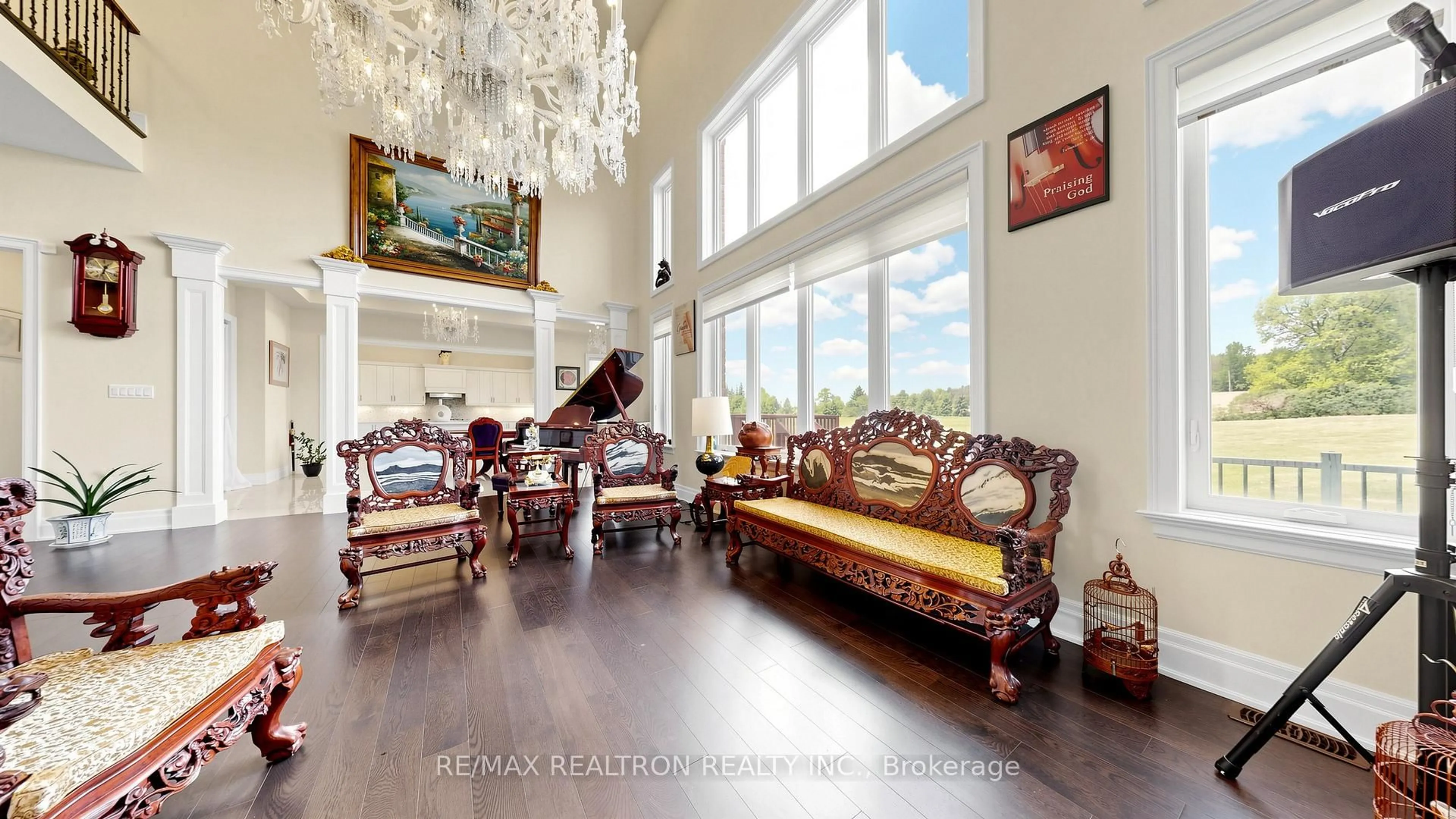 Living room with furniture, wood/laminate floor for 28 Sam Davis Crt, Whitchurch-Stouffville Ontario L4A 4R4