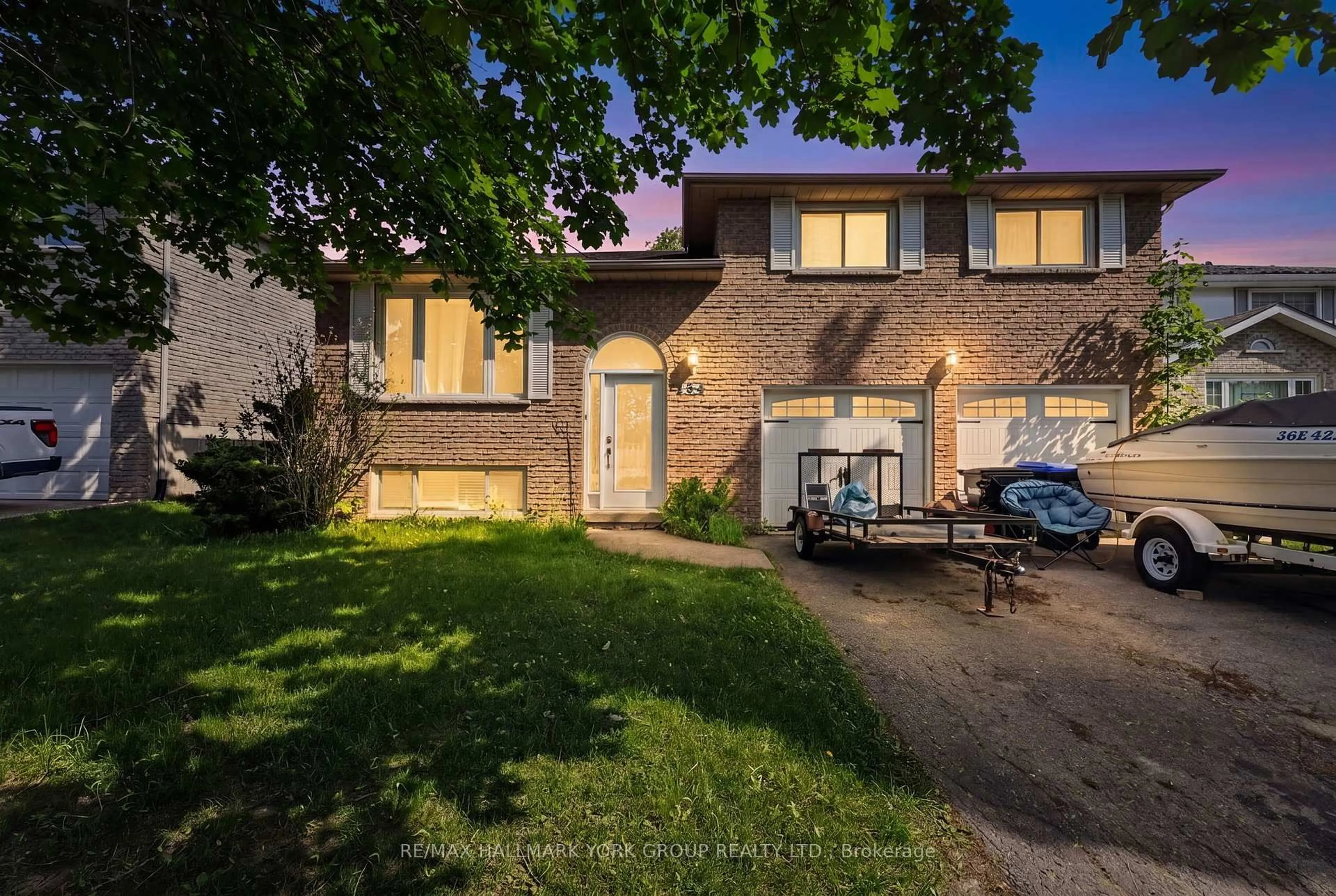 A pic from outside/outdoor area/front of a property/back of a property/a pic from drone, street for 134 Crown Cres, Bradford West Gwillimbury Ontario L3Z 2L5