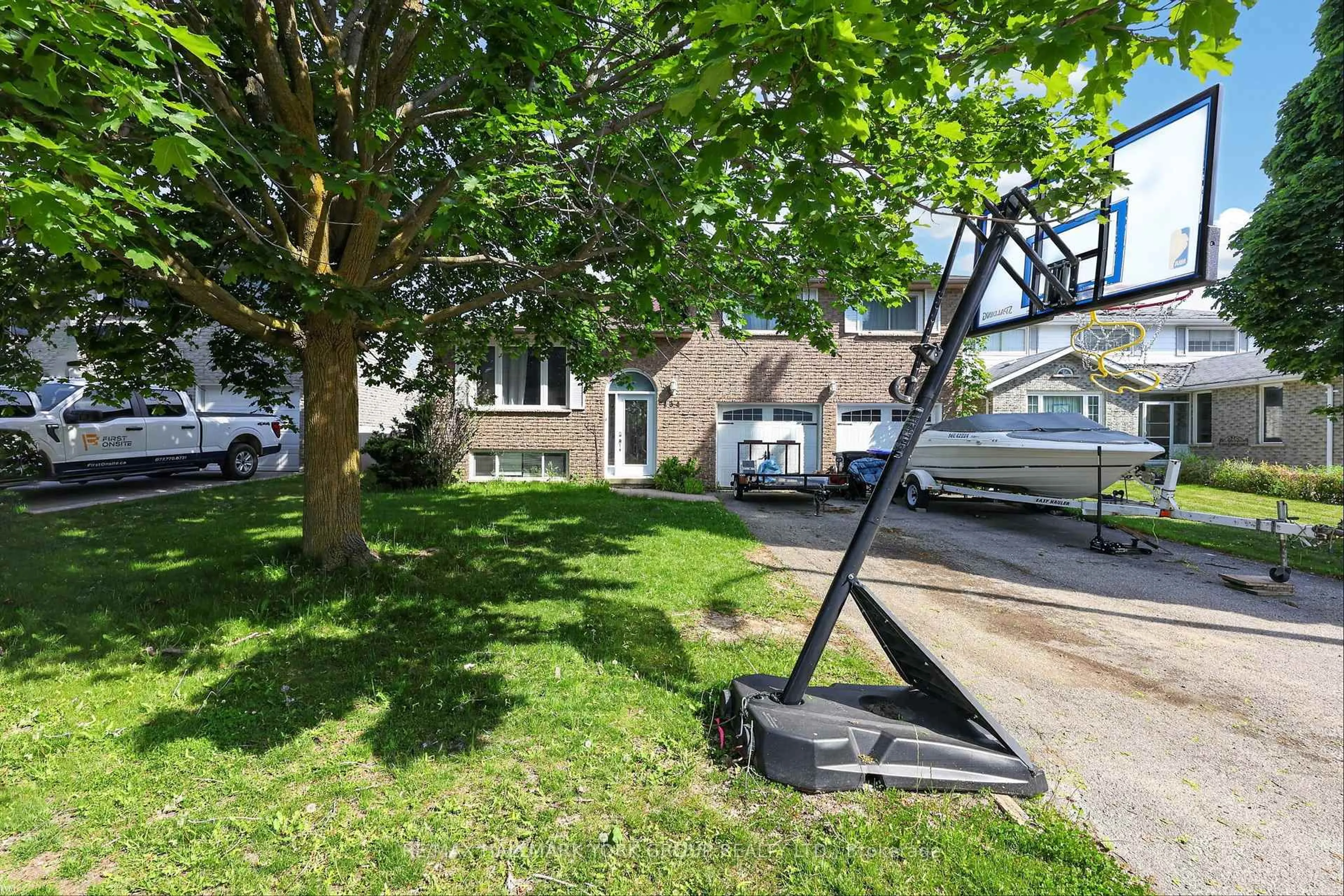 A pic from outside/outdoor area/front of a property/back of a property/a pic from drone, street for 134 Crown Cres, Bradford West Gwillimbury Ontario L3Z 2L5