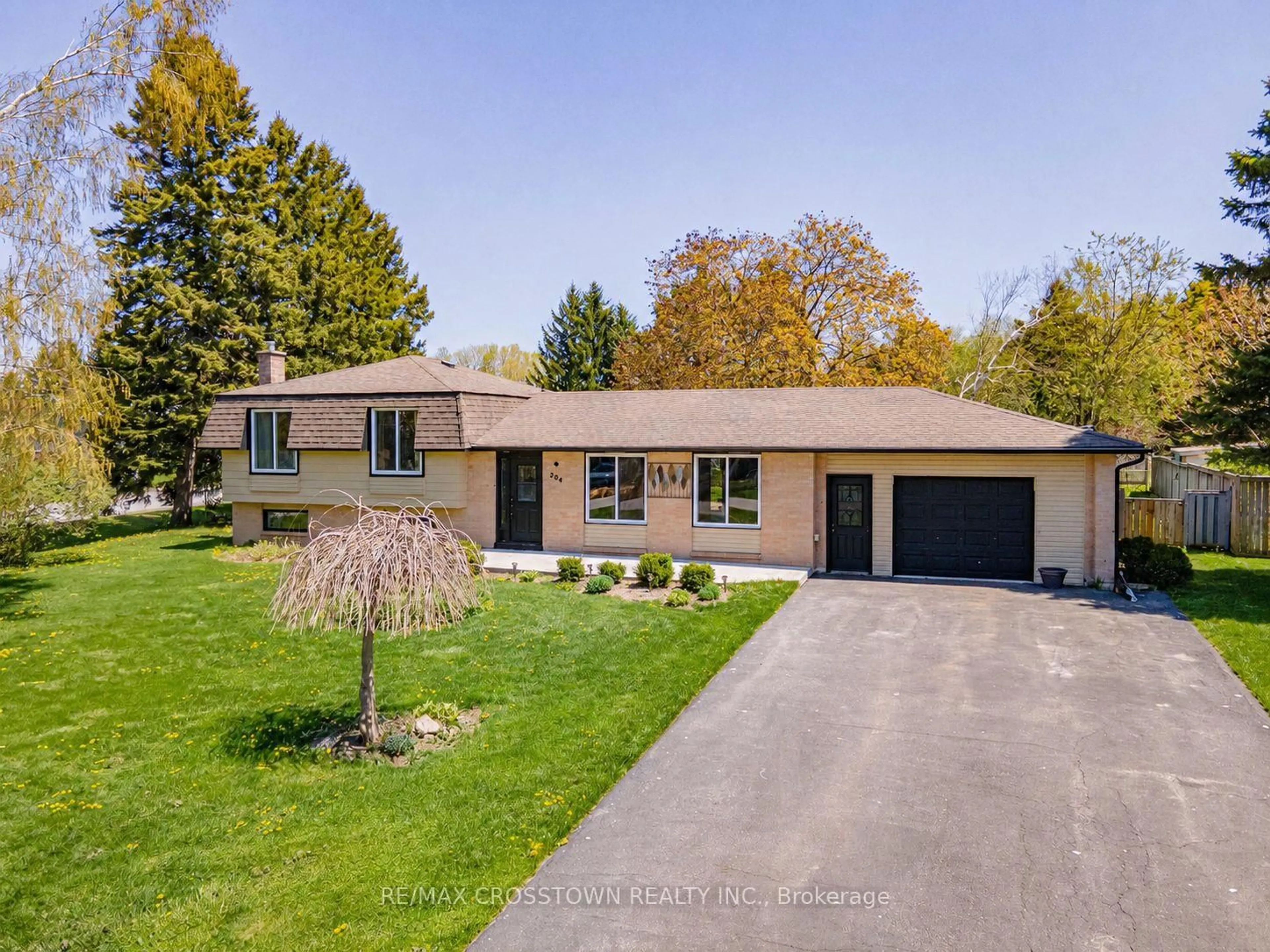 A pic from outside/outdoor area/front of a property/back of a property/a pic from drone, street for 204 Camilla Cres, Essa Ontario L0L 2N0